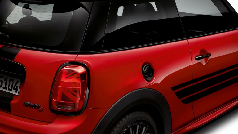 MINI Cooper S – aanduiding logo – piano black en rood