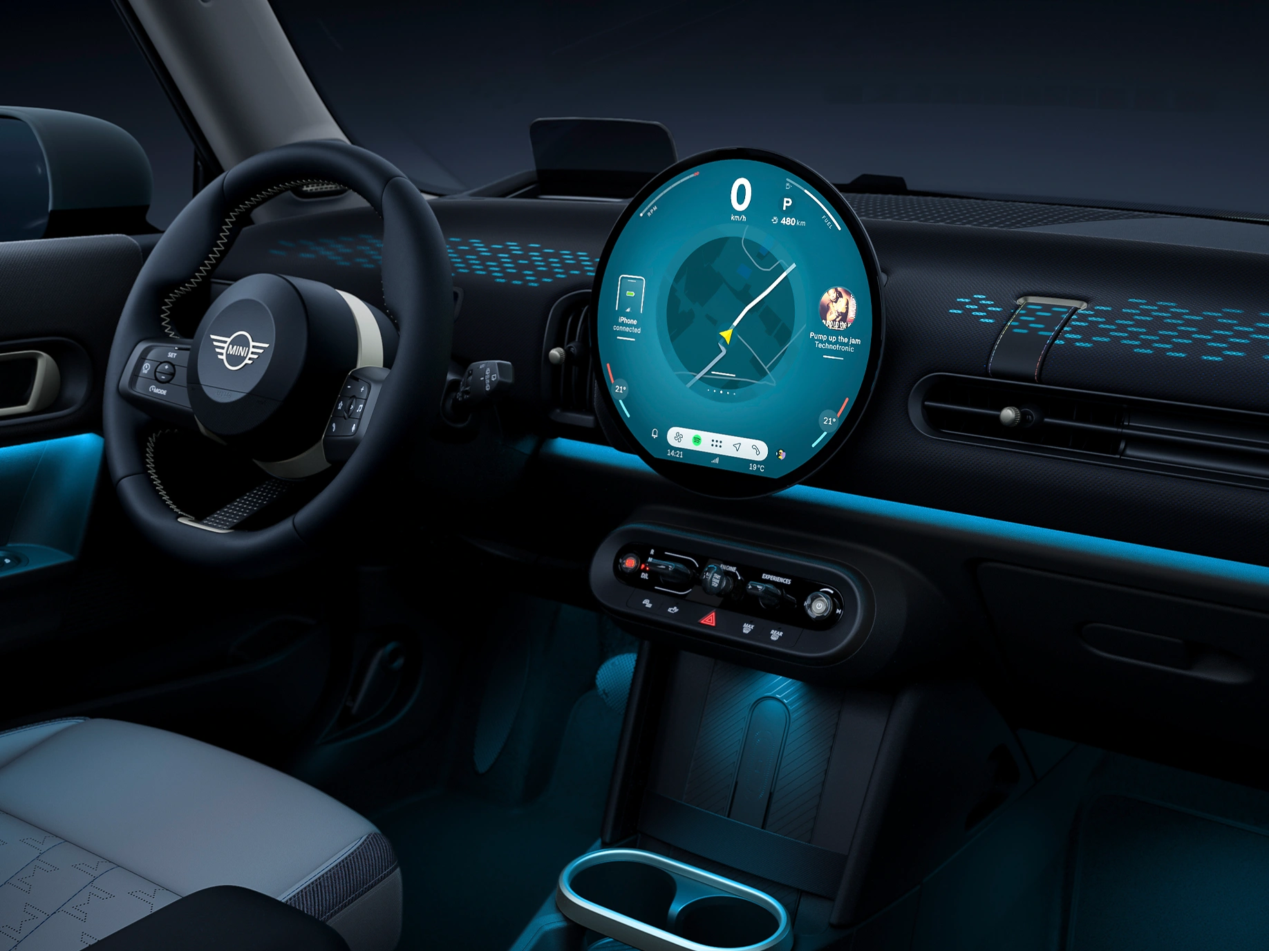 Zicht op het interieur van de MINI Cooper met blauwe sfeerverlichting.