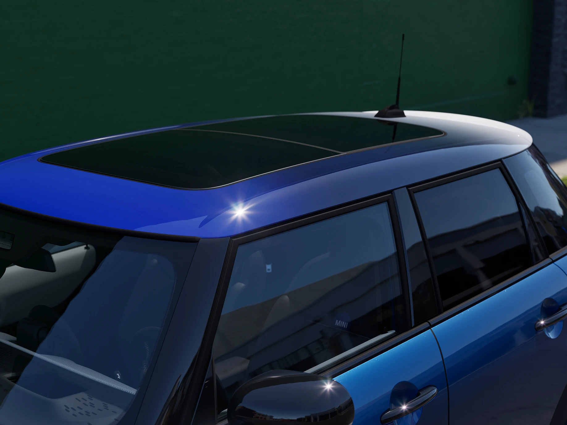 Close-up van de MINI Cooper 5-deurs met de nadruk op het dak in Multitone Blue.