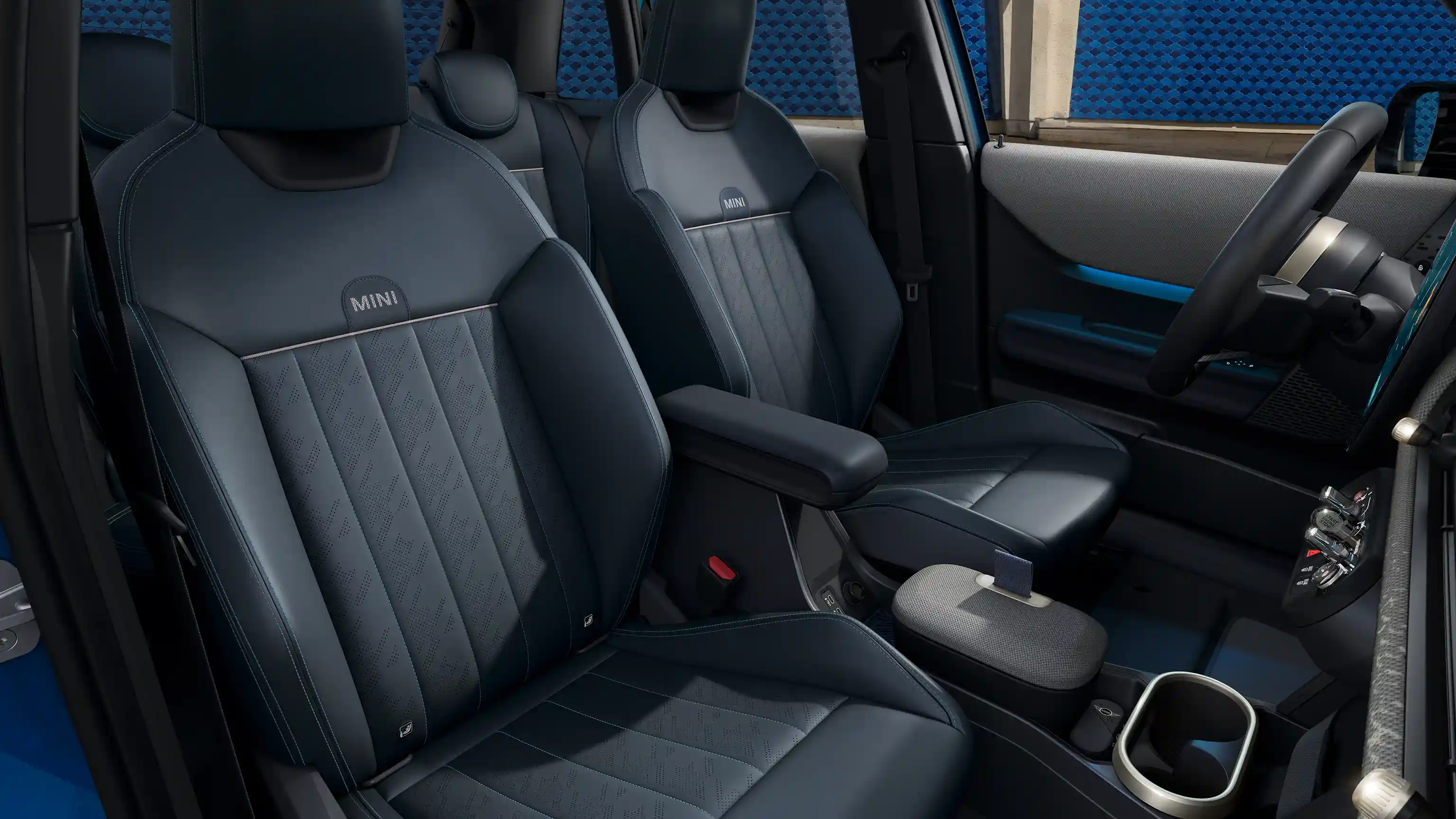 Interieurbeeld van de MINI Cooper 5-Deurs in Favoured Style met voorstoelen in Nightshade Blue Vescin