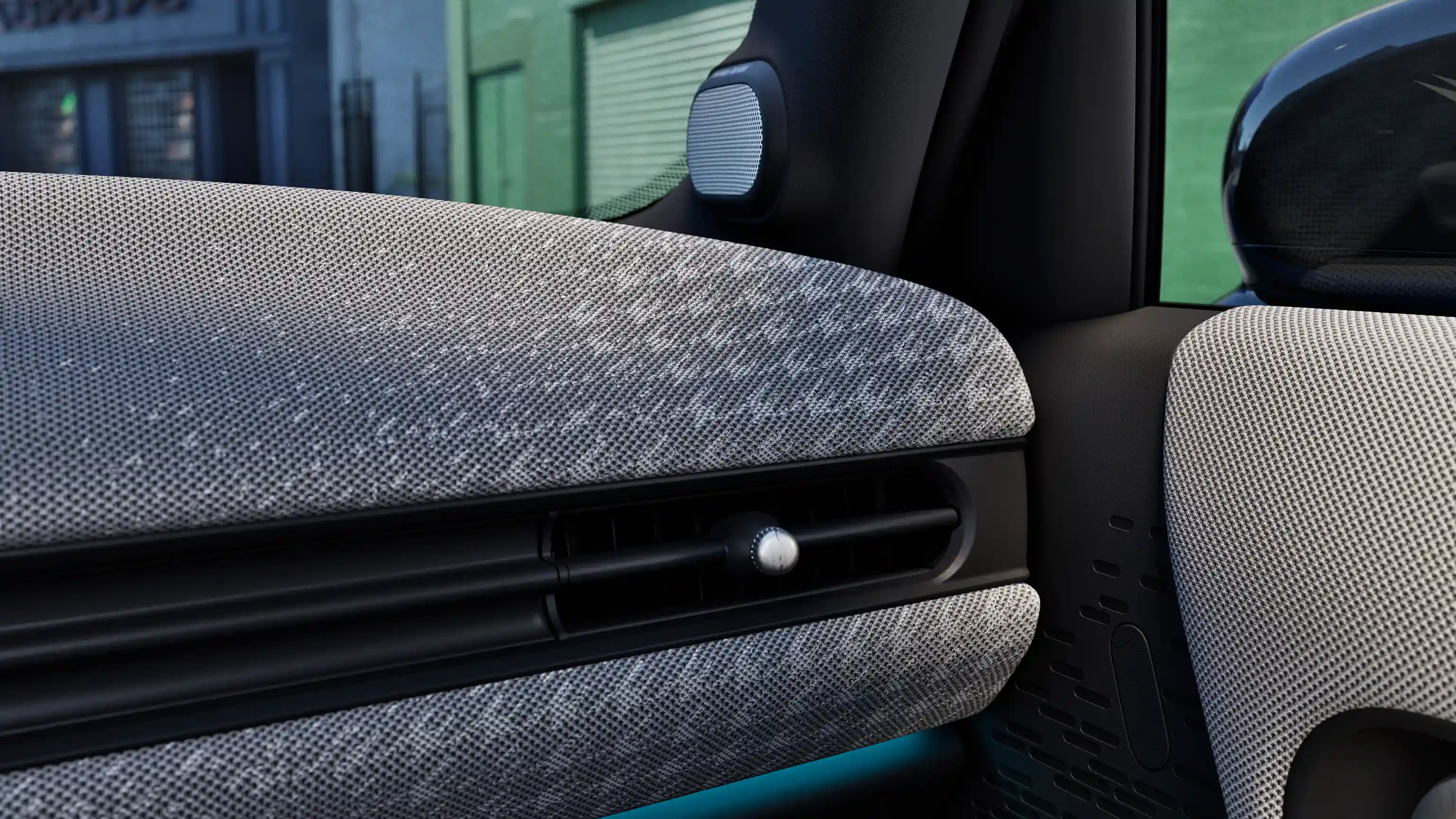 Detailbeeld van het dashboard van de MINI Cooper 5-Deurs met blauwe sfeerverlichting