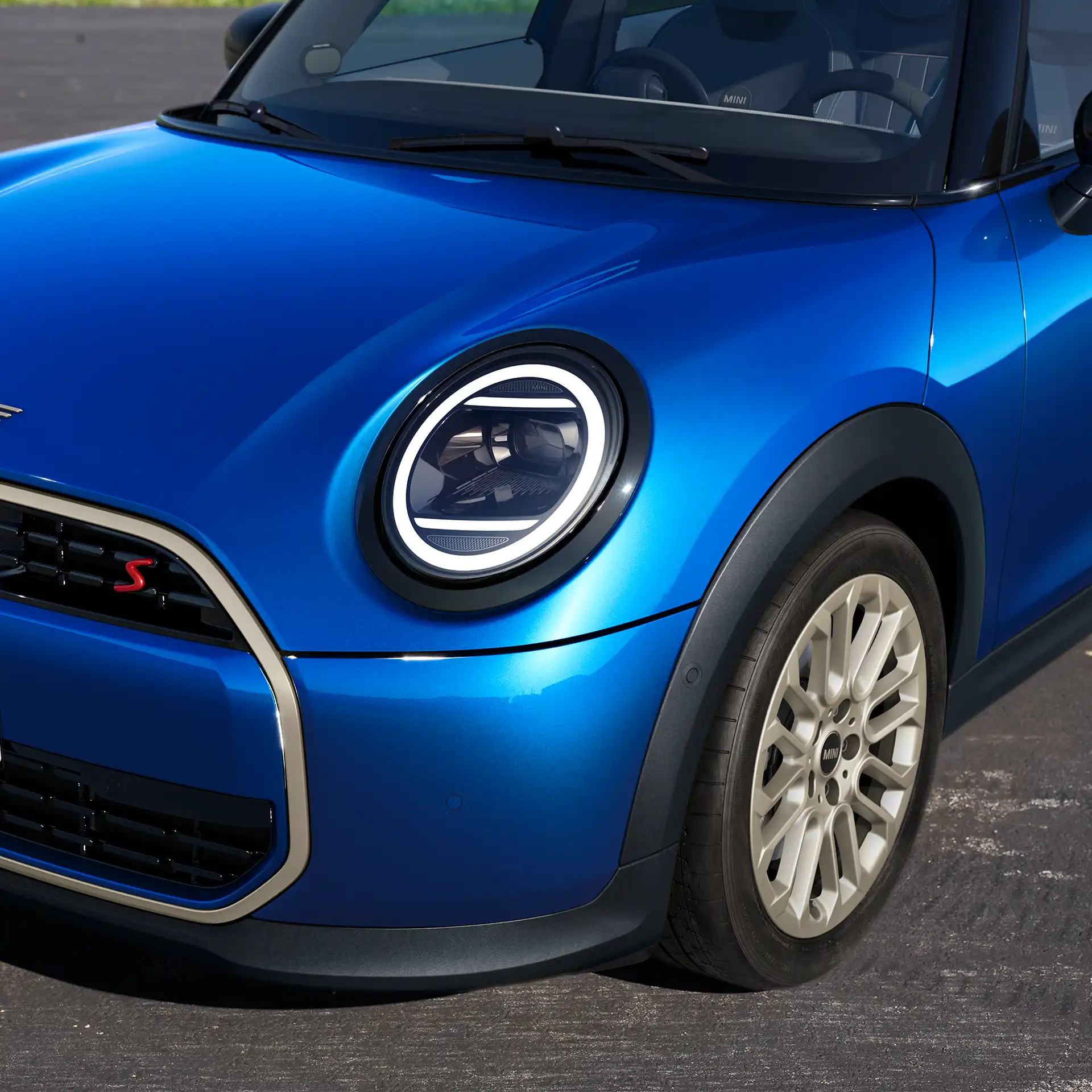 Gedetailleerd vooraanzicht van de MINI Cooper 5-Deurs waarin de designelementen, koplampen en randen te zien zijn
