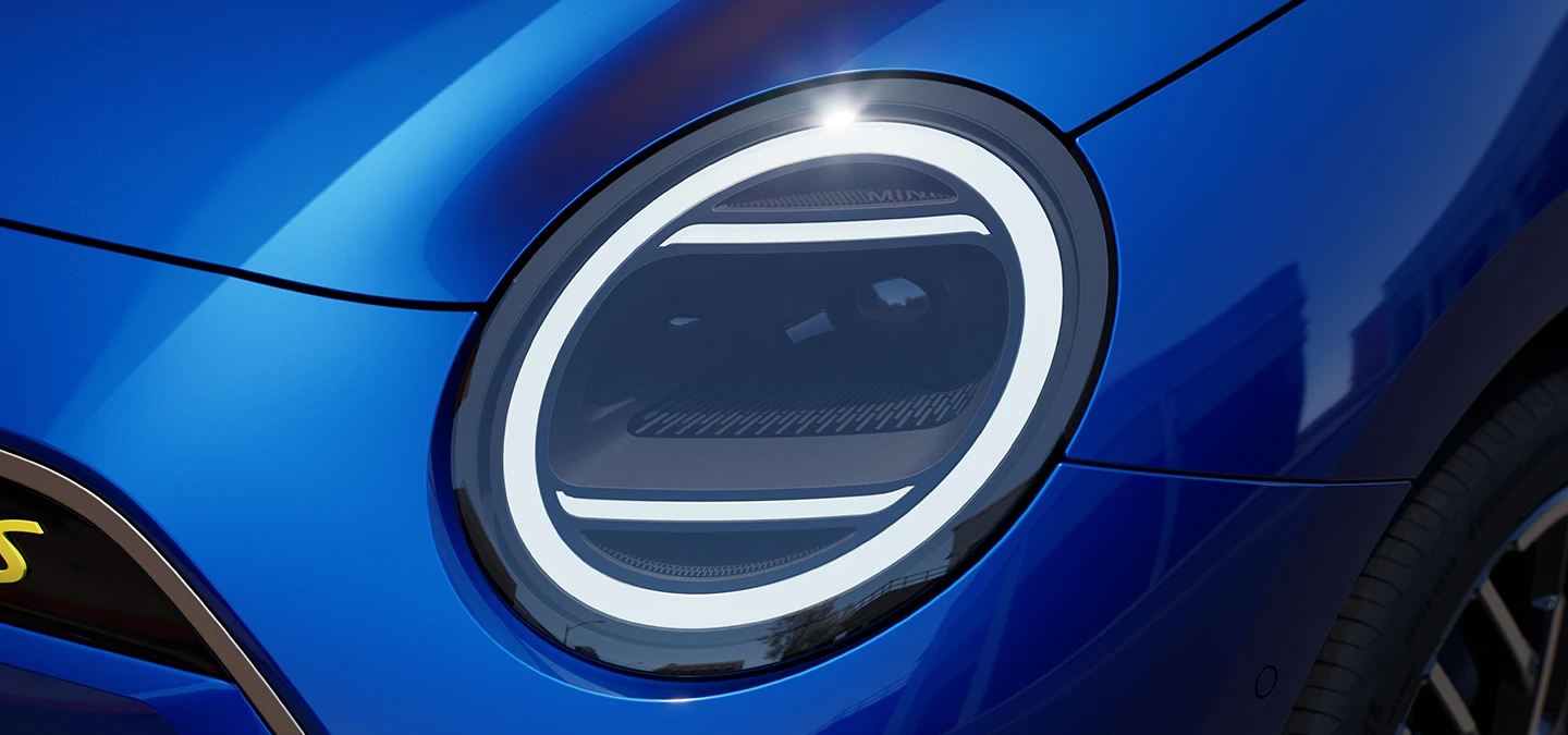 Close-up van de koplampen met Favoured Trim van de MINI Cooper Electric.