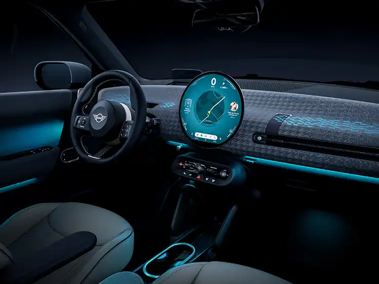 Binnenaanzicht van de MINI Cooper Electric met blauwe sfeerverlichting.