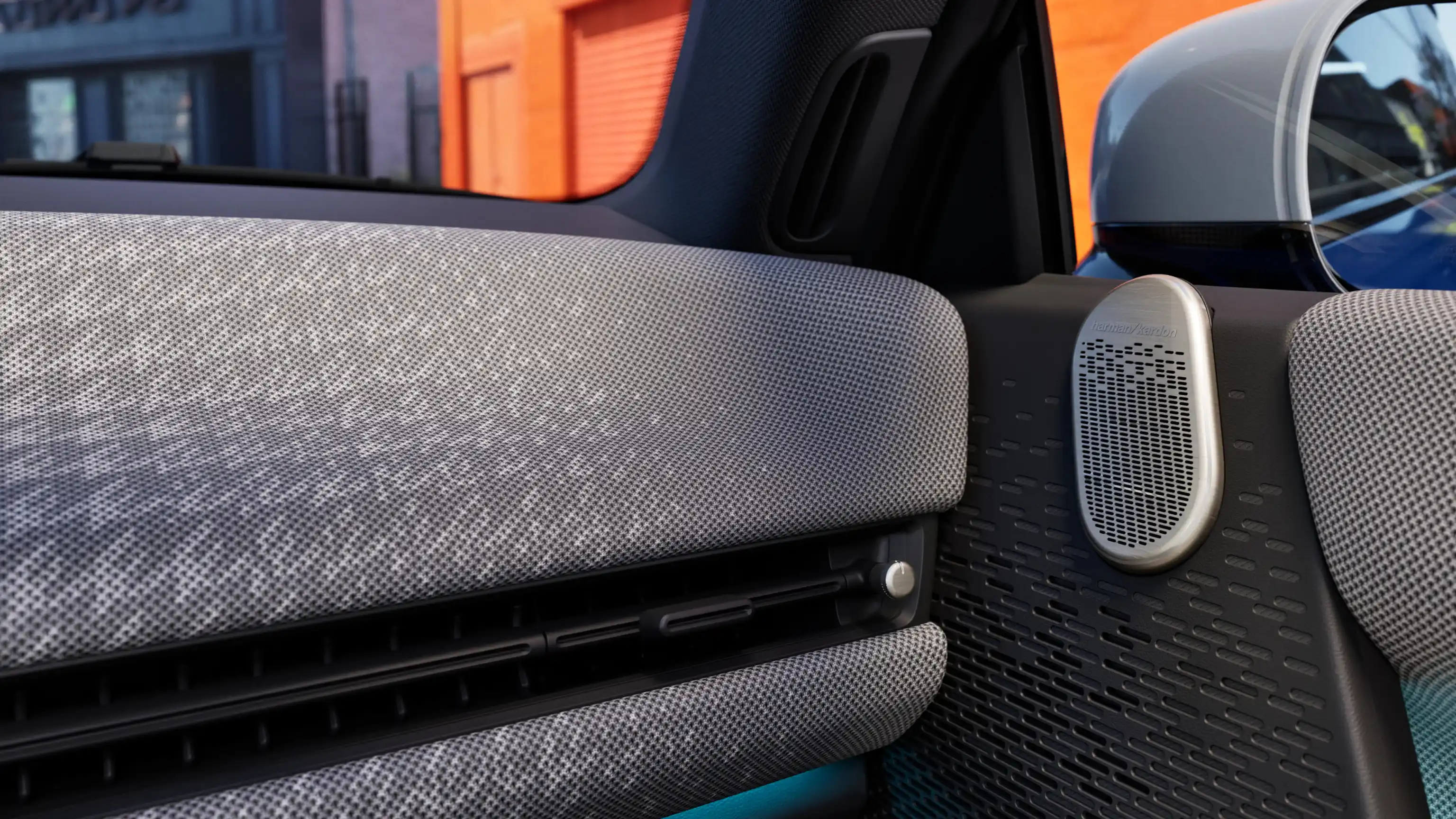 Detailbeeld van het dashboard van de elektrische MINI Cooper in grijs uitgevoerd