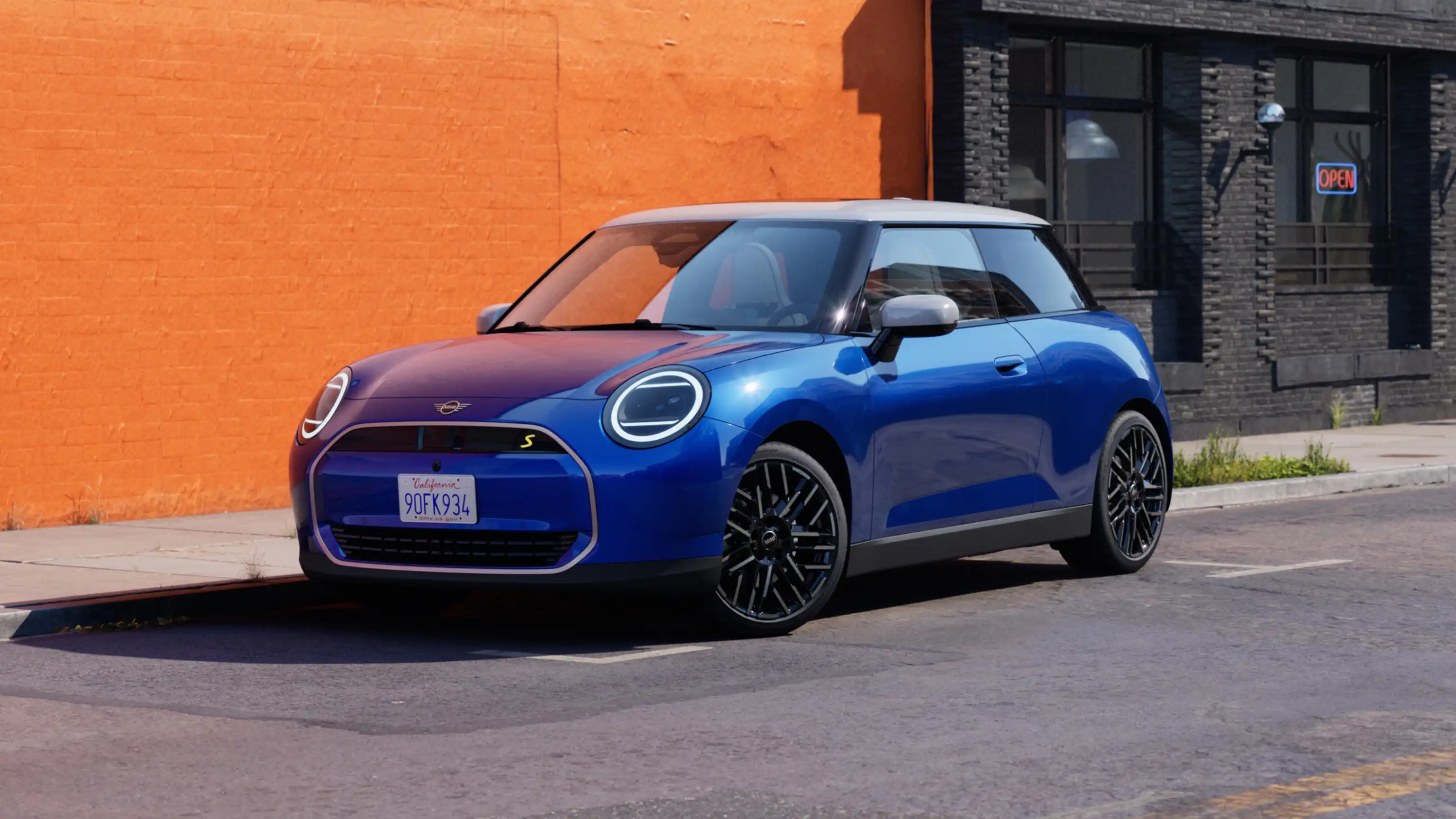 Video waarin het interieur en exterieur van een elektrische MINI Cooper in detail wordt getoond. De camera beweegt over het dashboard met speciale aandacht voor designelementen