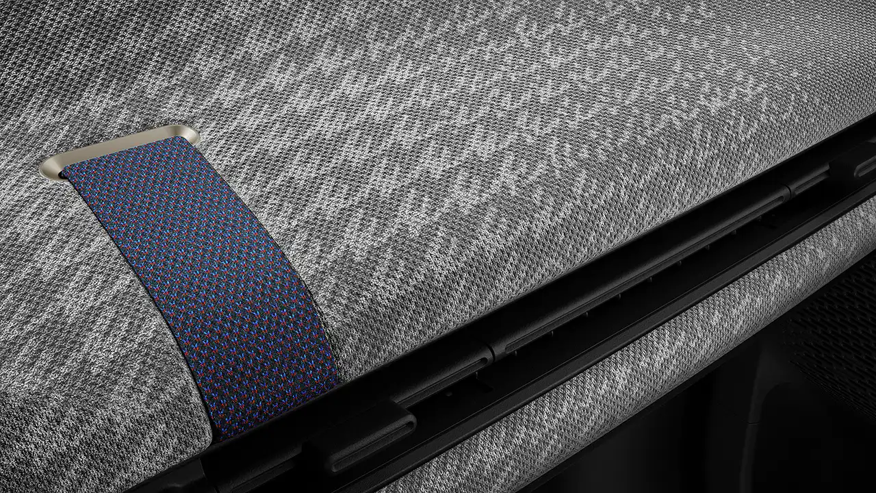 Beeld van dashboard van elektrische MINI Cooper, uitgevoerd in grijs en wit