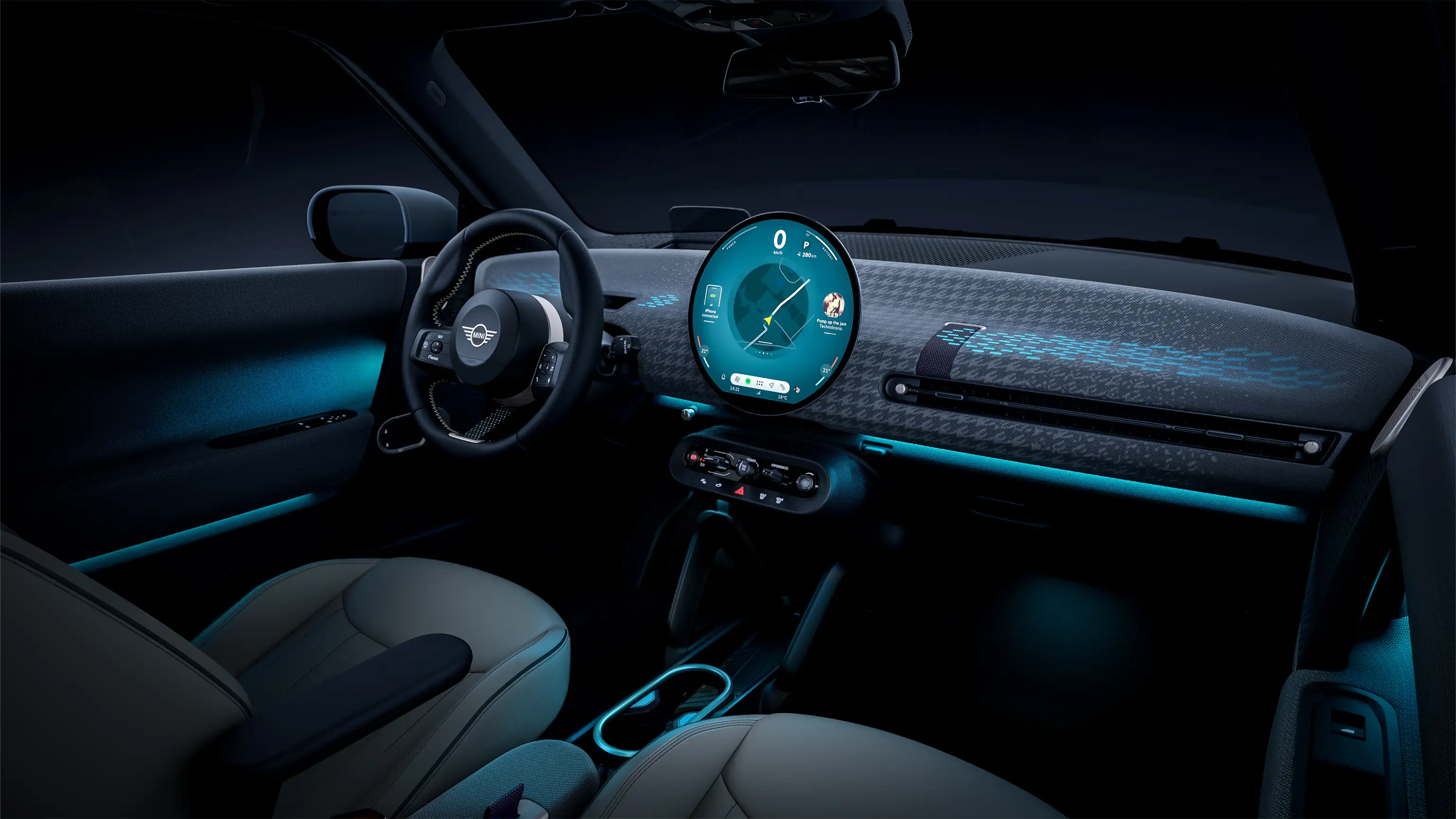 Panoramabeeld van het verlichte dashboard van de elektrische MINI Cooper