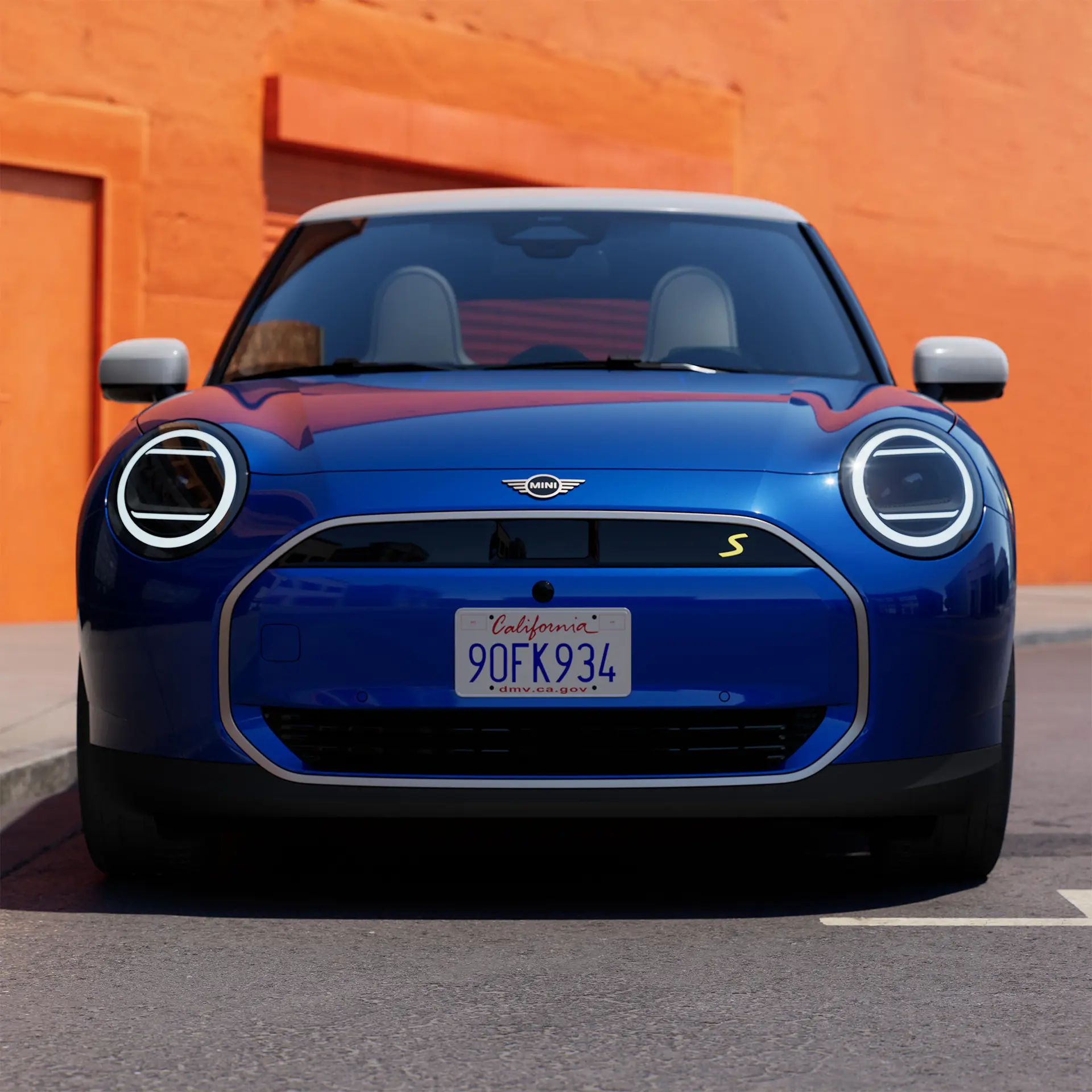 Vooraanzicht van parkeren van blauwe elektrische MINI Cooper