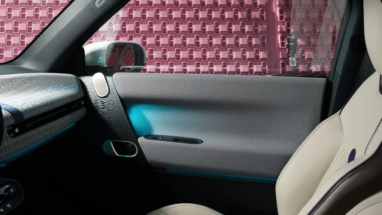 Interieurbeeld van portier van elektrische MINI Cooper met sfeerverlichting