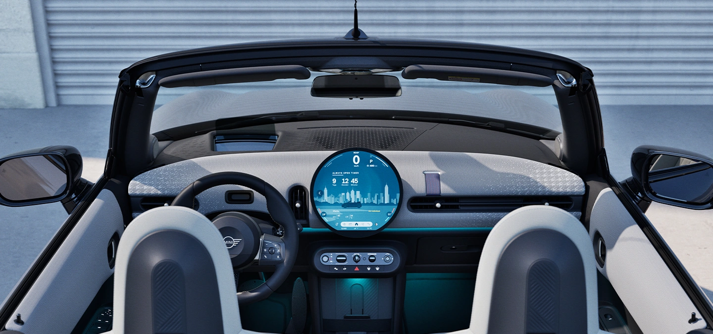 Achteraanzicht van het interieur van de MINI Cooper Cabrio met focus op het dashboard en de interactie-eenheid.