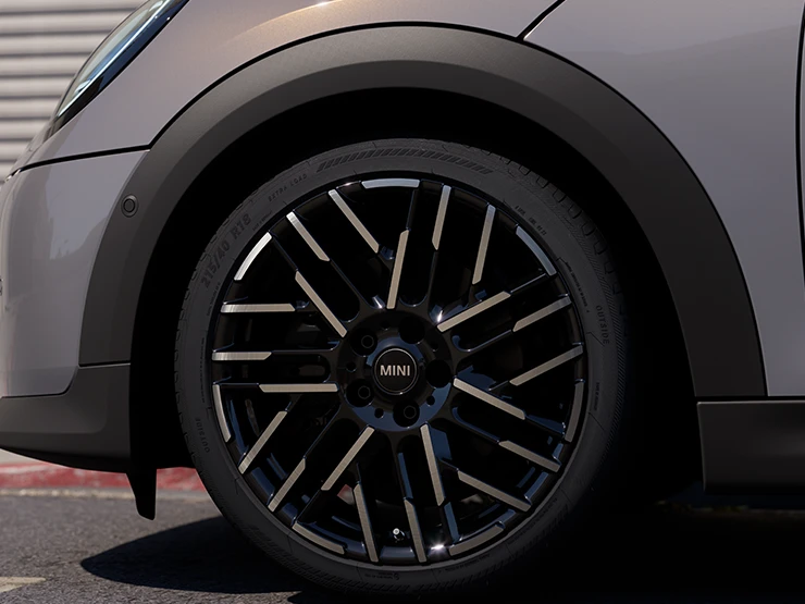 Close-up van de MINI Cooper Cabrio in Copper Grey met tweekleurige velgen met Night Flash-spaak.