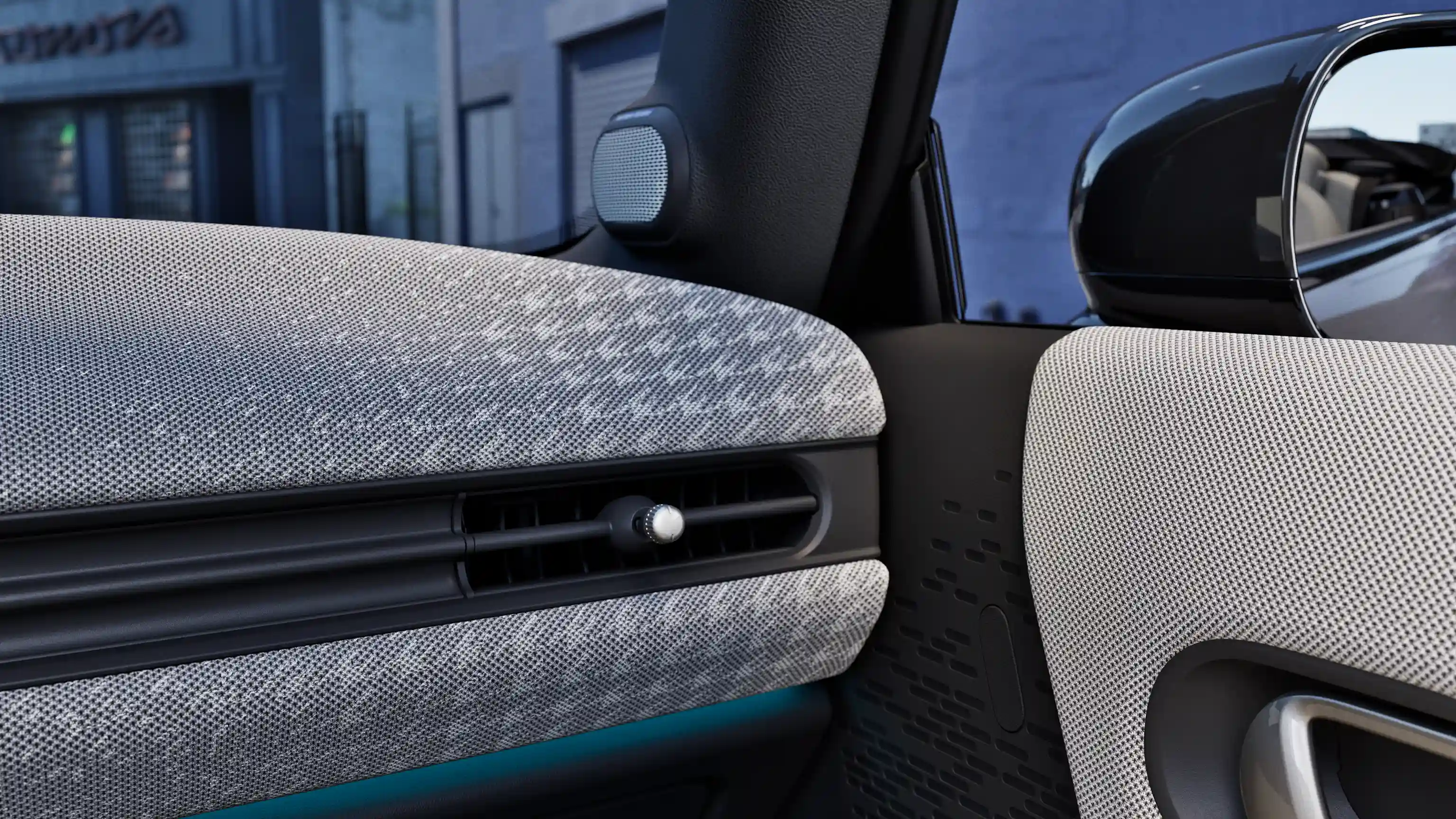 Gedetailleerde weergave van het dashboard van de MINI Cooper Cabrio met sfeerverlichting