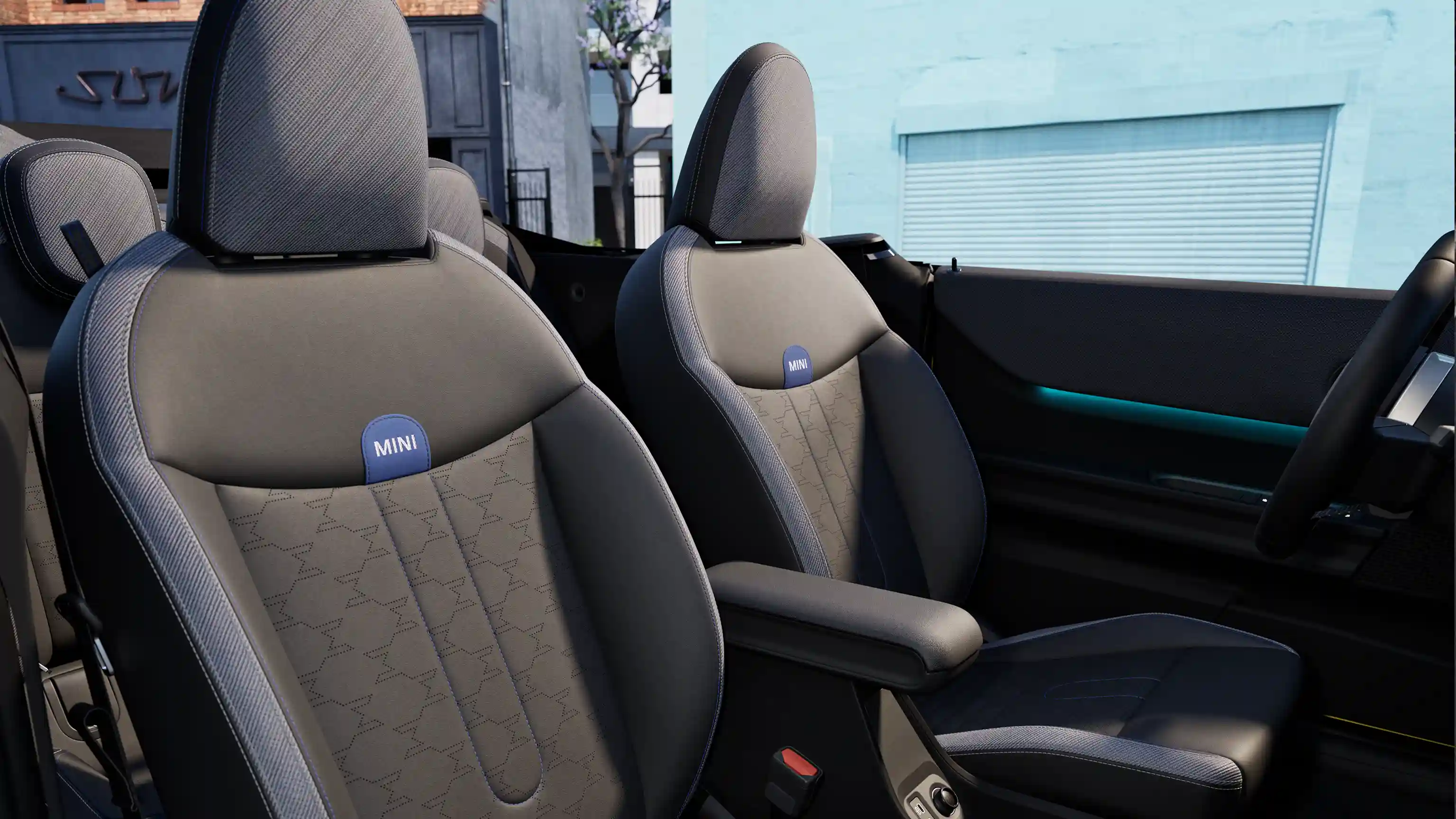 Zicht op de MINI Cooper Cabrio in Classic uitvoering met stoelen in Black/Blue Vescin/Doek