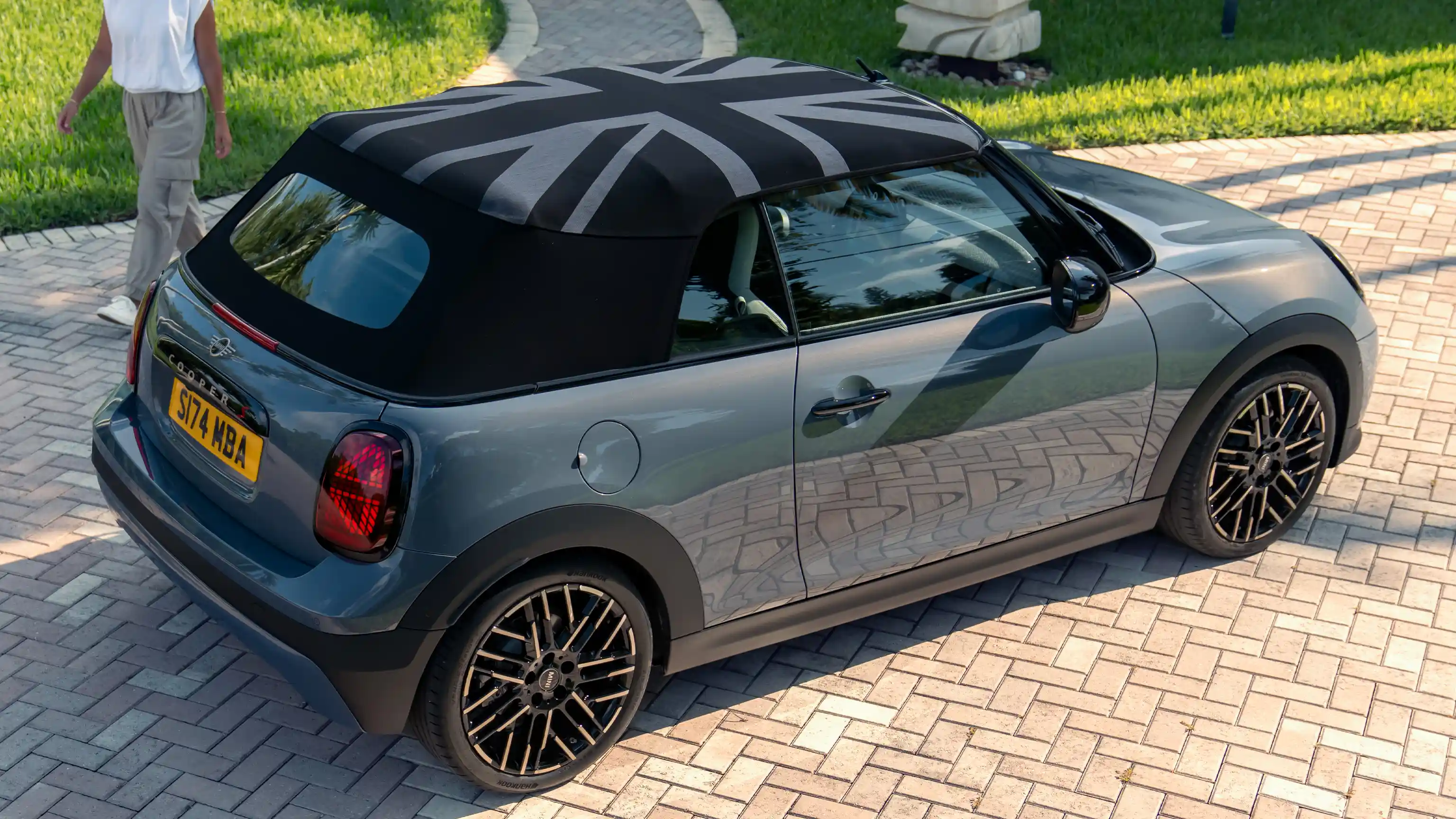 Zijaanzicht van boven op de MINI Cooper Cabrio in Copper Grey met MINI Yours dak
