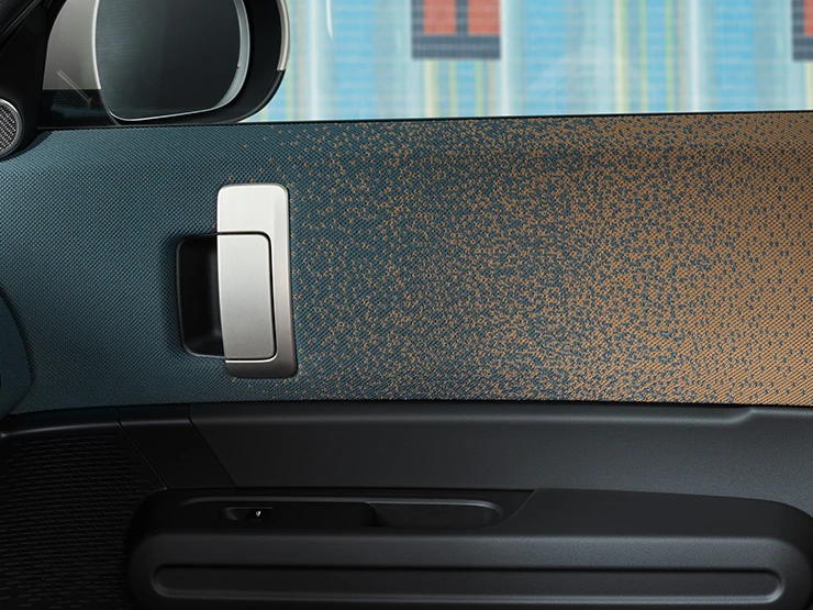 Close-up van het interieurontwerp van de MINI Countryman Electric, gericht op de deur en het dashboard.