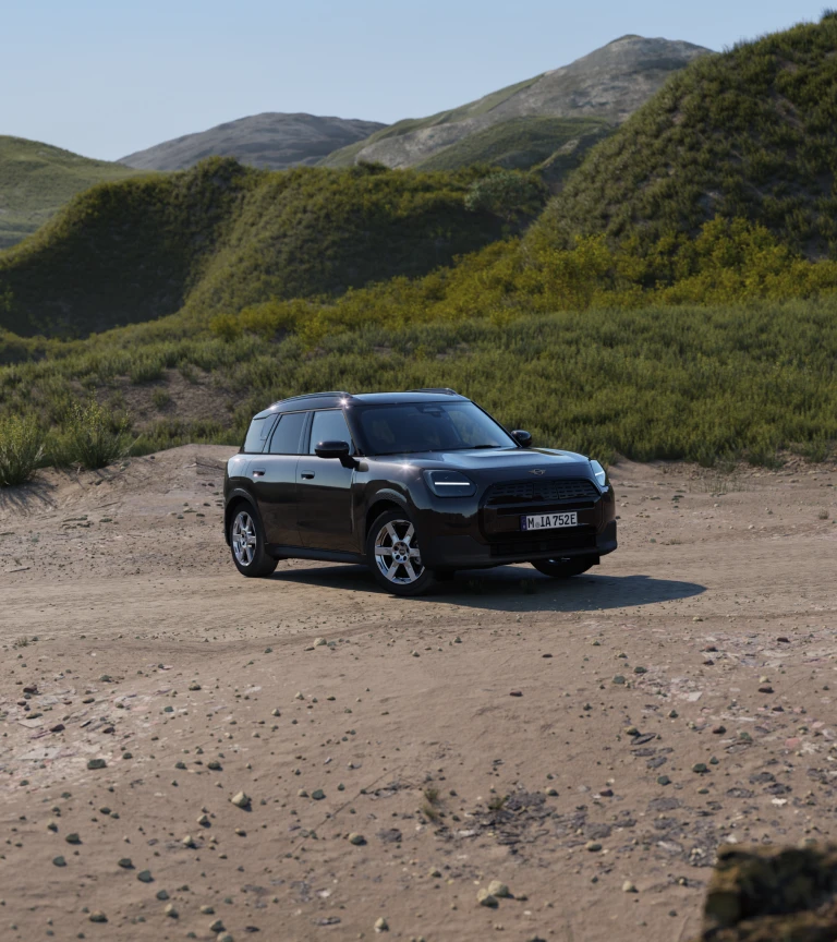 All-electric MINI Countryman Blackyard 
