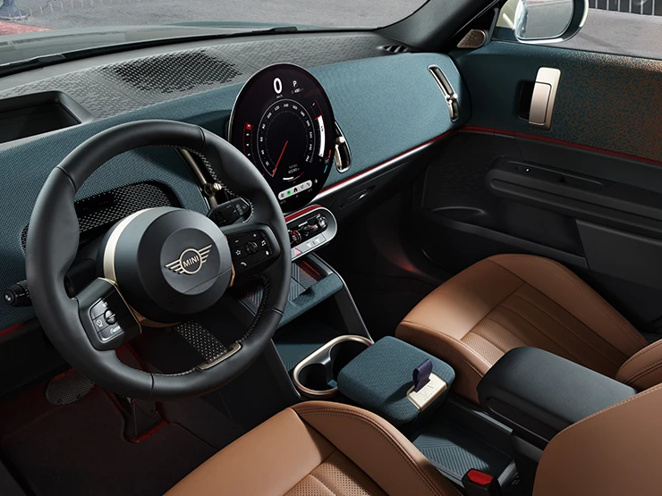Zijaanzicht van het interieur van de MINI Countryman met focus op het dashboard en het stuur.