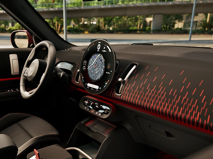 Zijaanzicht van het interieur van het MINI Countryman dashboard met John Cooper Works Trim.