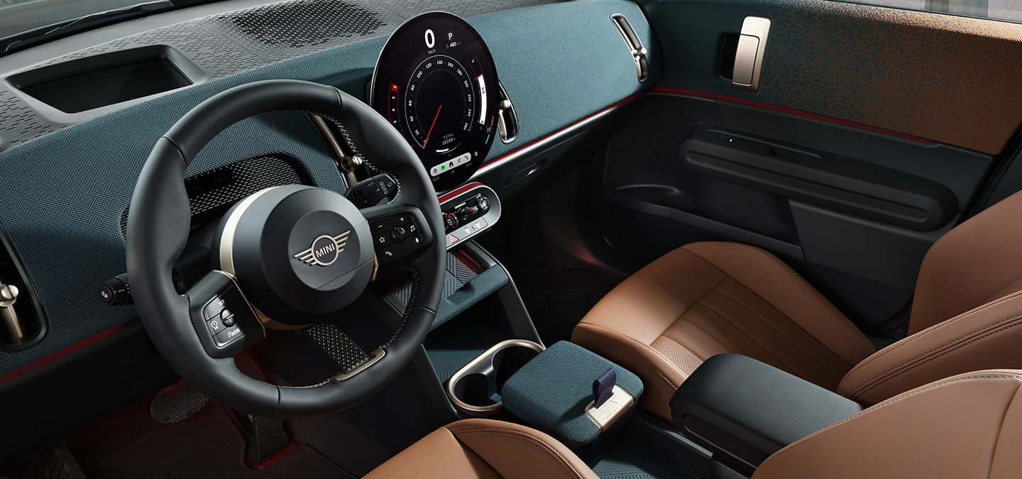 Zijaanzicht van het interieur van de MINI Countryman met focus op het dashboard en het stuur.