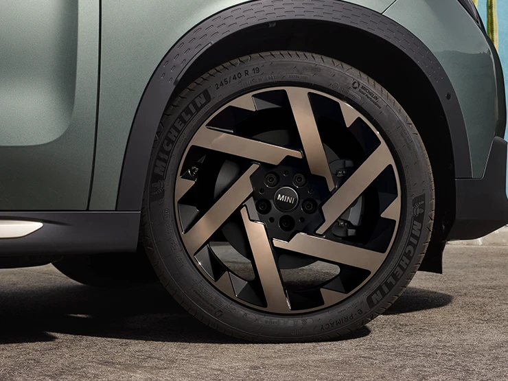 Close-up van de MINI Countryman in Smokey Green met tweekleurige velgen met Kaleido-spaak.