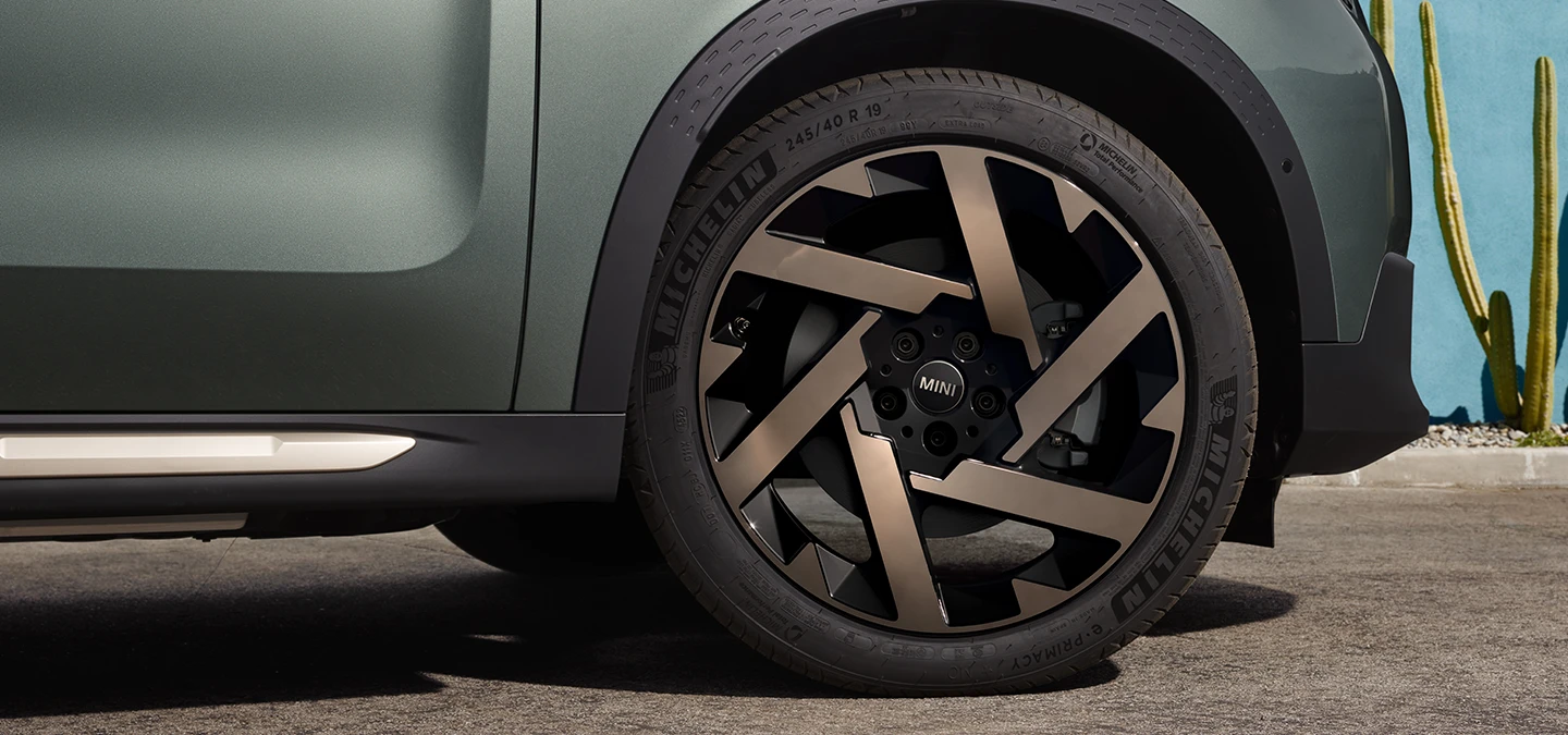 Close-up van de MINI Countryman in Smokey Green met tweekleurige velgen met Kaleido-spaak.