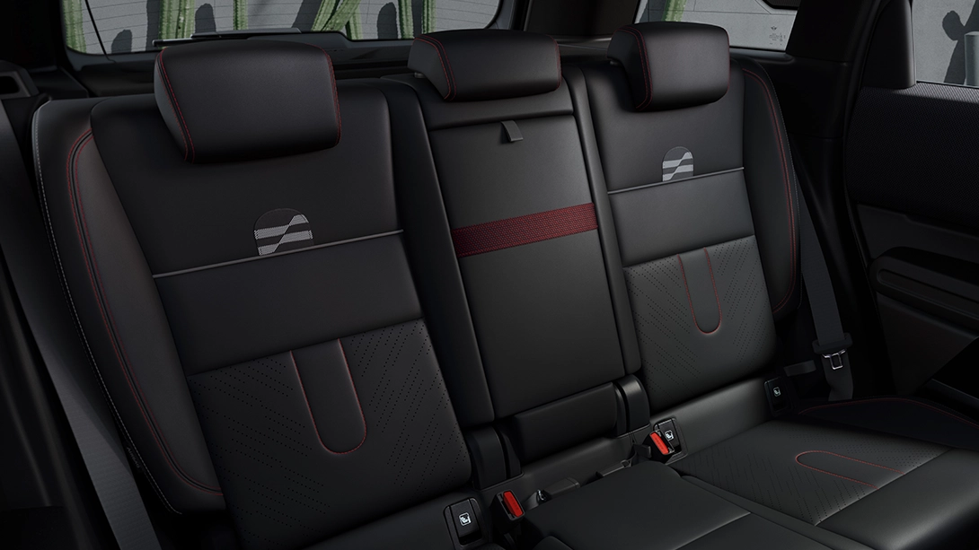 Zicht op de achterstoelen in JCW Black Vescin/Breisel van de MINI Countryman met JCW uitvoering