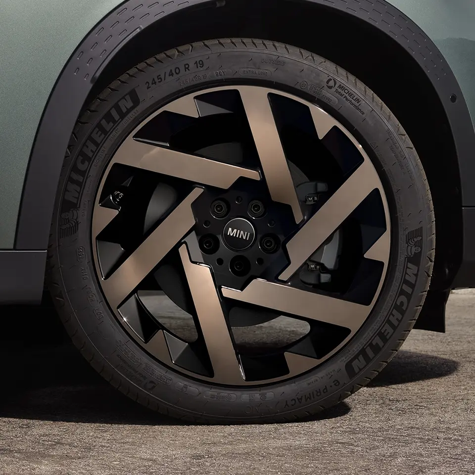 Zijaanzicht van de velg met Kaleido spaak van de MINI Countryman