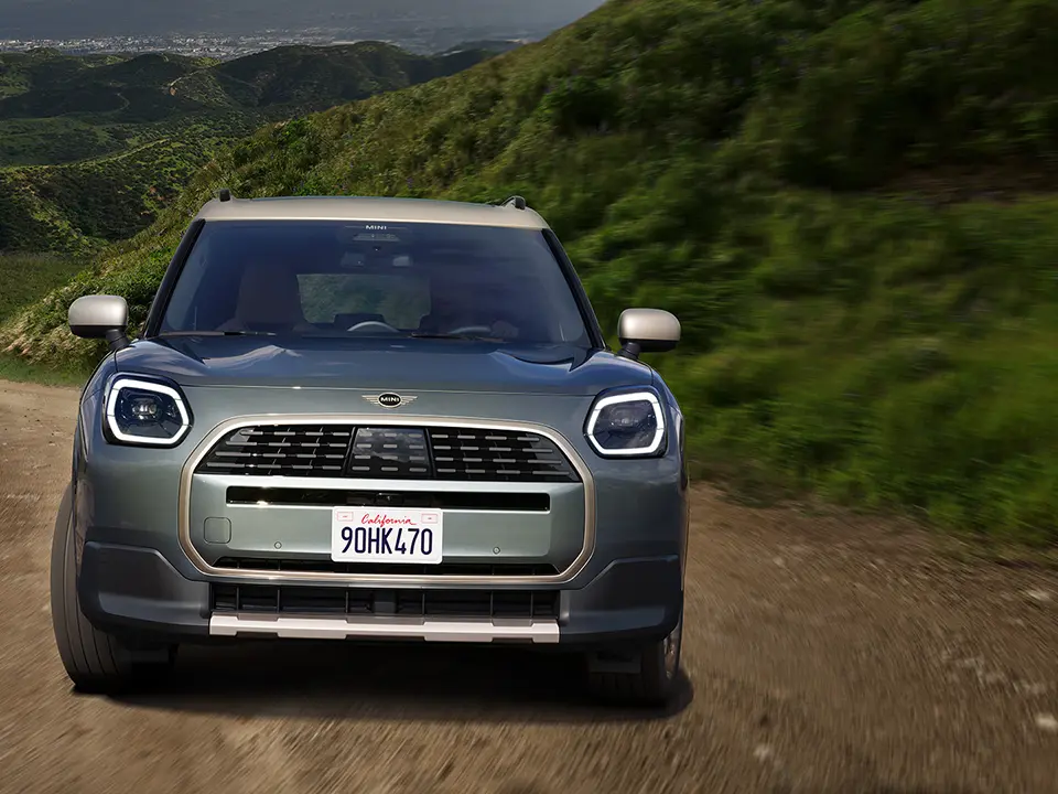 MINI countryman – exterieur – vooraanzicht op onverharde weg