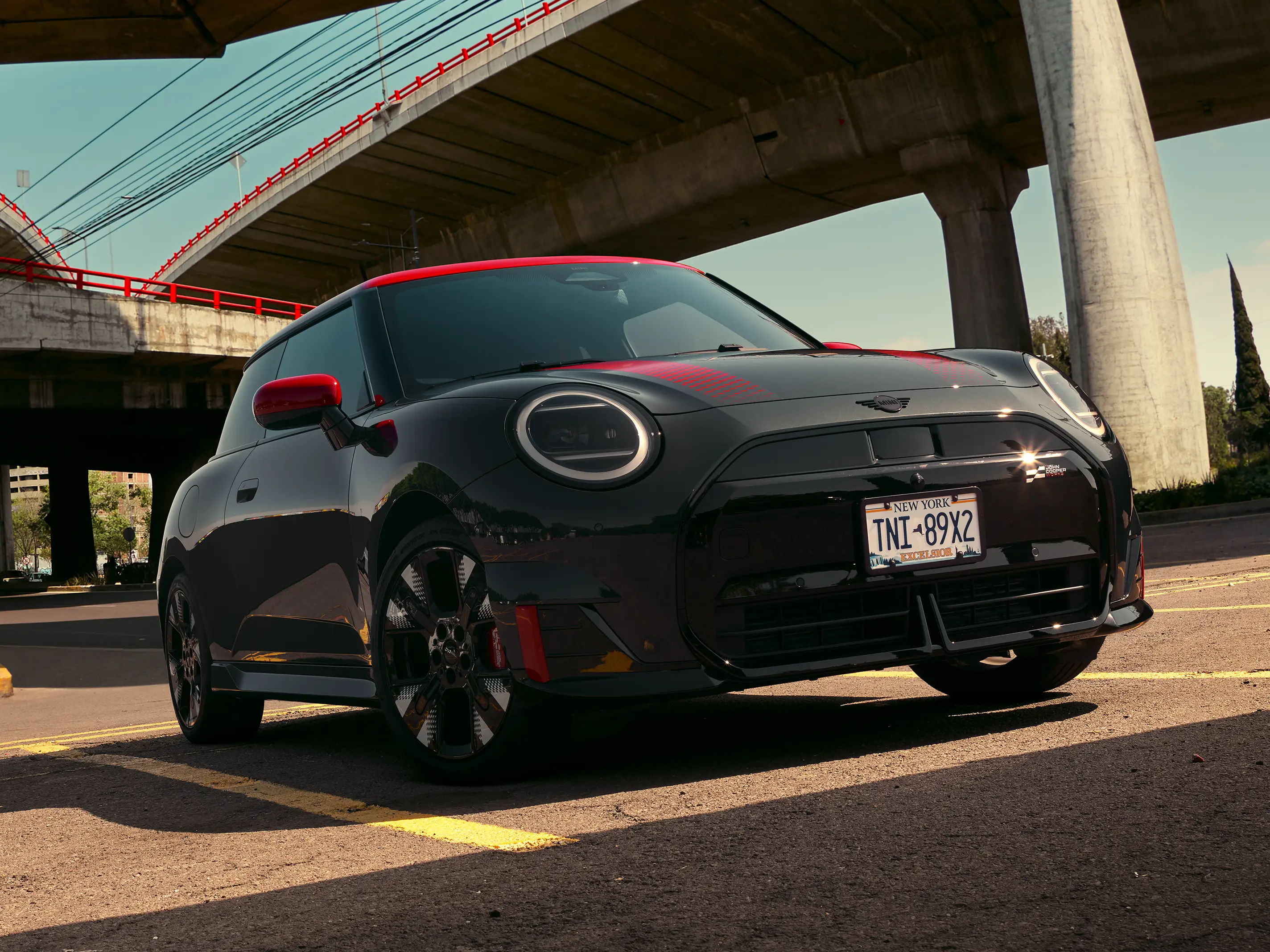 MINI John Cooper Works - J01 JCW zijaanzicht
