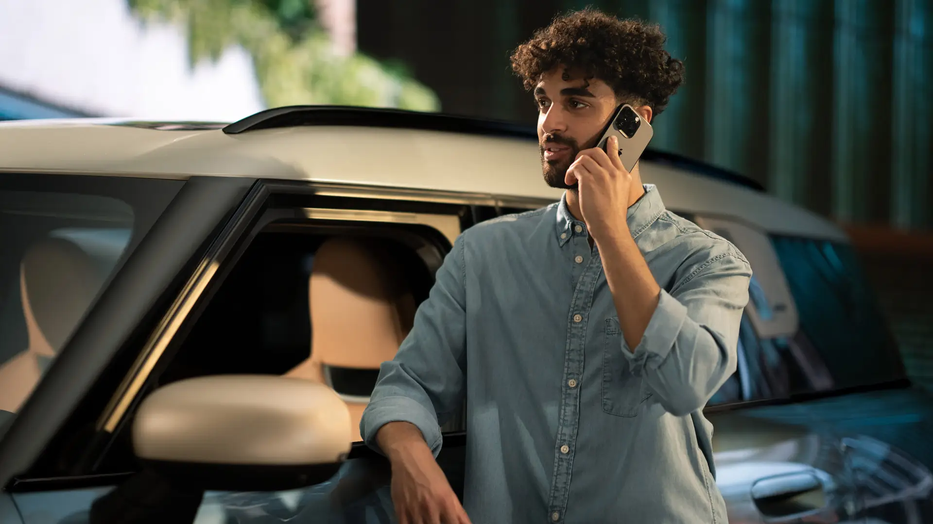 MINI Proactive Care — een man staat naast zijn MINI te telefoneren met de adviseur van de dealer.