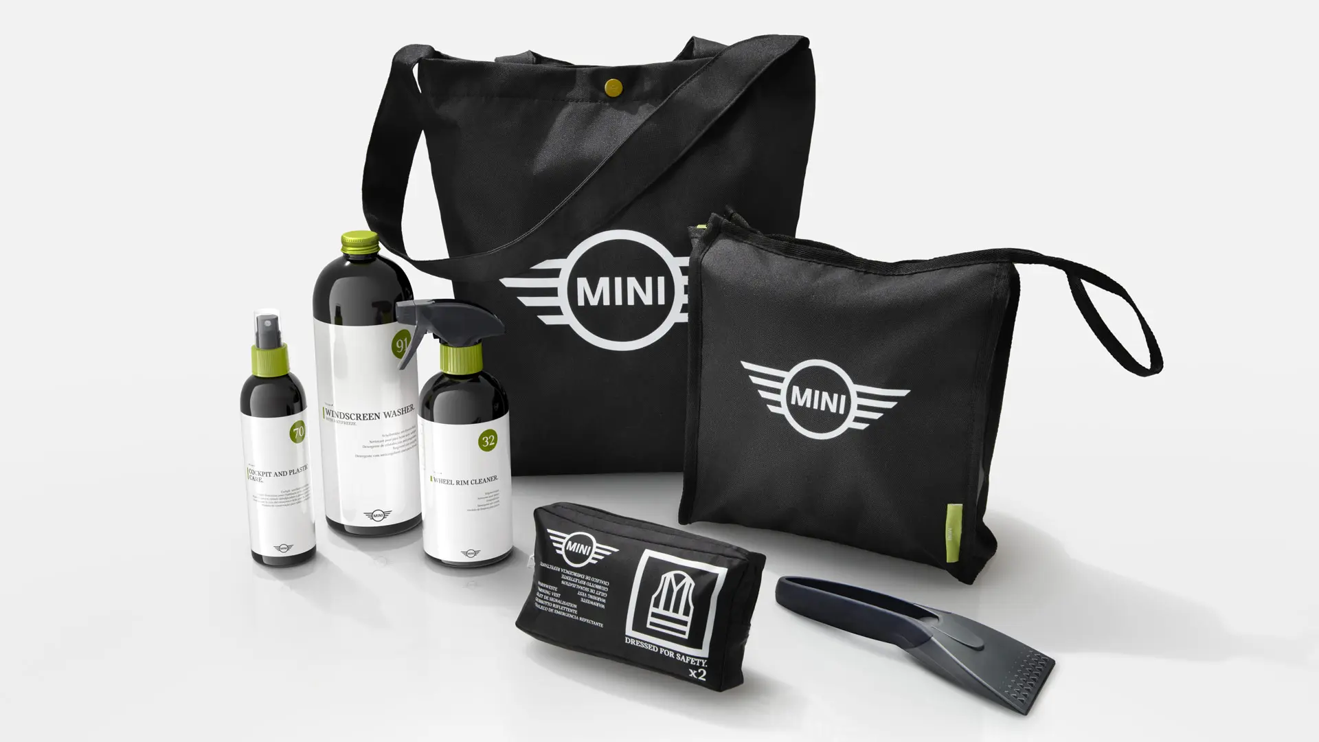 MINI Car Care Set met MINI velgenreiniger, MINI voorruitreiniger, MINI ruitenreinigingsvloeistof en ijskrabber.