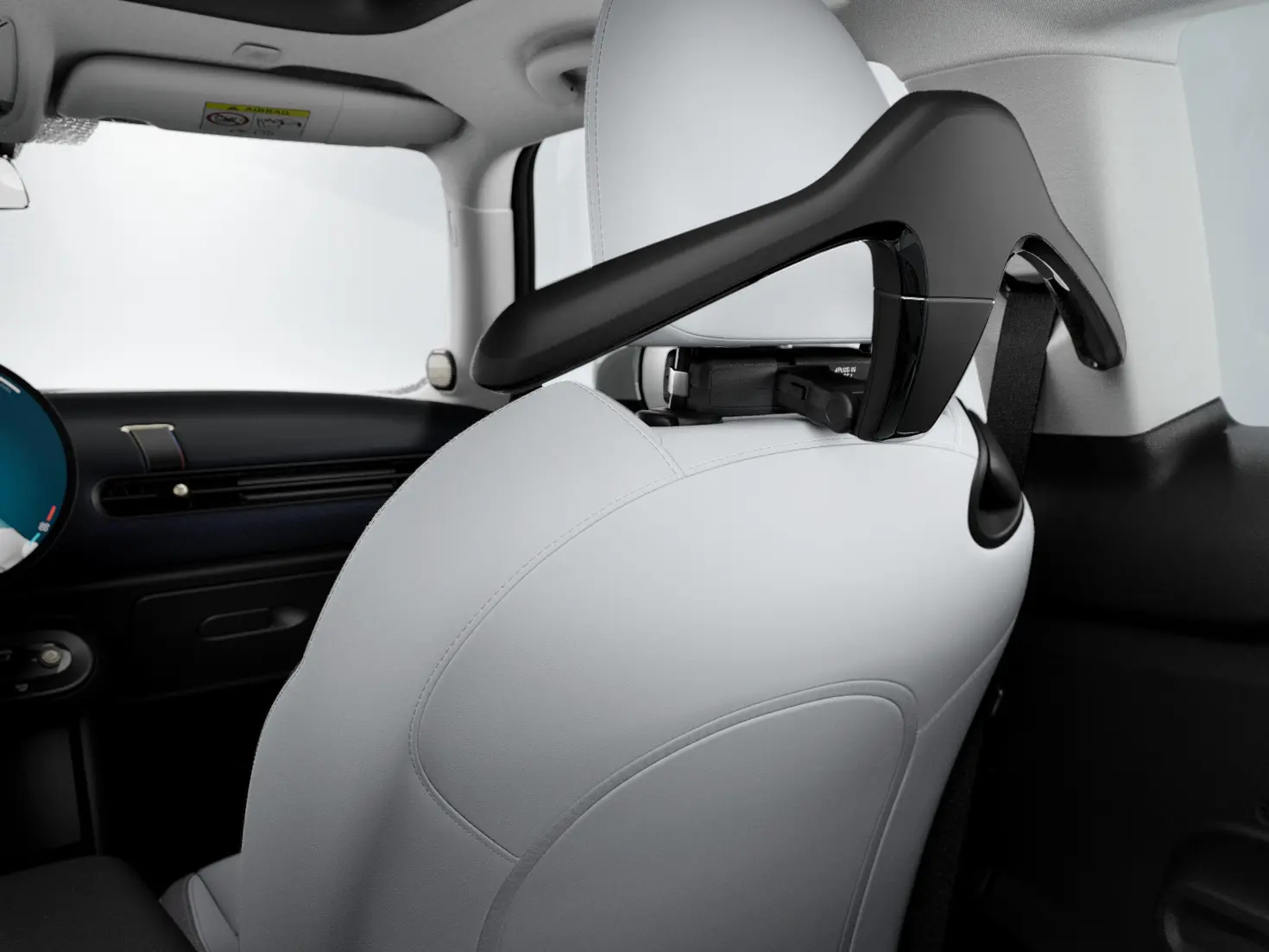 MINI kledinghanger in het voertuiginterieur als onderdeel van het MINI Travel & Comfort System.