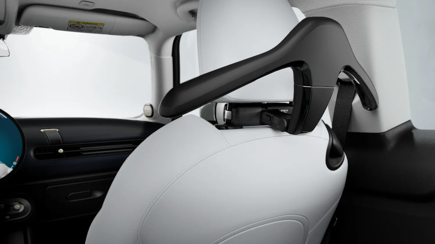 MINI kledinghanger in het voertuiginterieur als onderdeel van het MINI Travel & Comfort System.