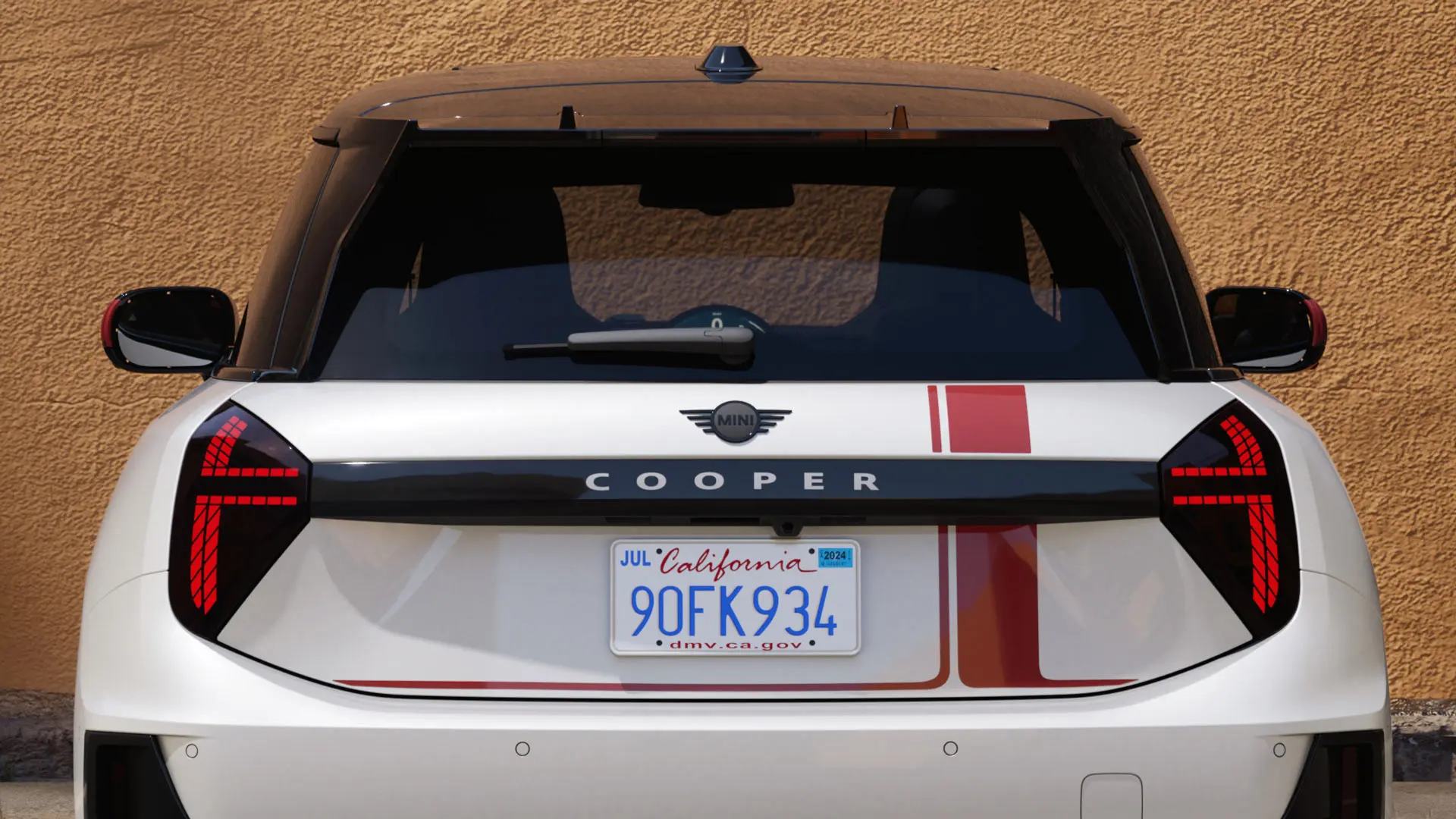 MINI Cooper 3-deurs met MINI John Cooper Works stickers in Chili Red — achteraanzicht. 