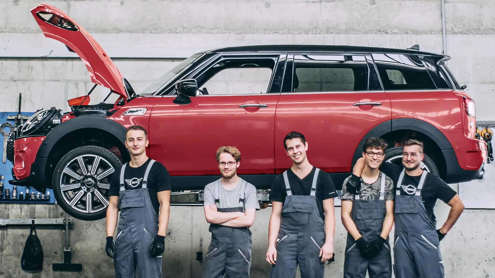 MINI Service Inclusive — MINI servicemonteurs voor een MINI Countryman Cooper.