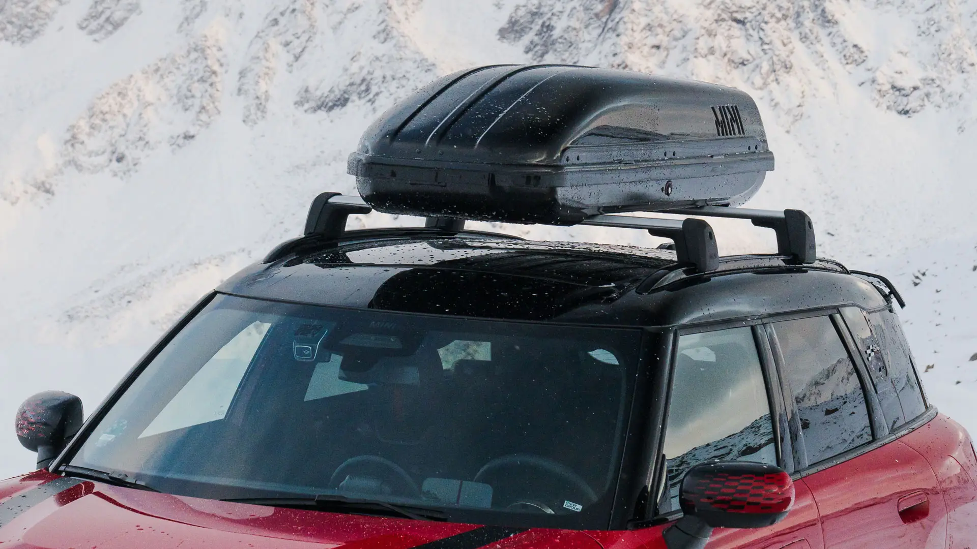 MINI Countryman in Chili Red II met MINI dakkoffer 320 in Black.