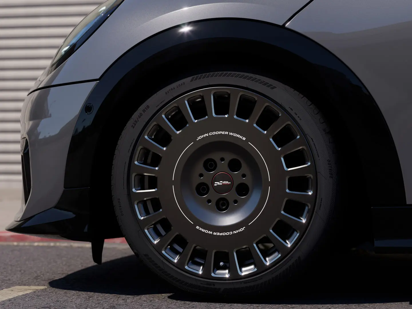 Close-up van het diamantgefreesde detail op het MINI John Cooper Works 18 inch wiel Rallye Spoke 964 in Frozen Midnight Grey. 