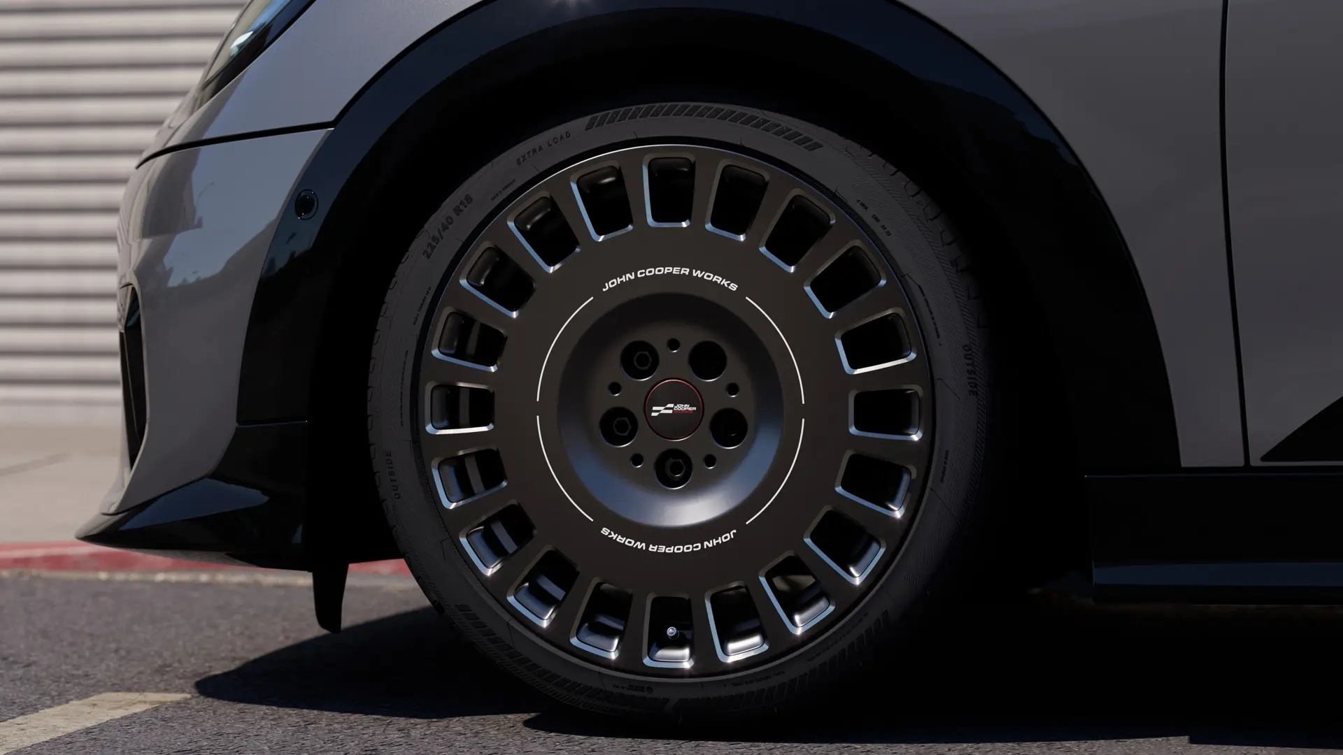 Close-up van het diamantgefreesde detail op het MINI John Cooper Works 18 inch wiel Rallye Spoke 964 in Frozen Midnight Grey. 