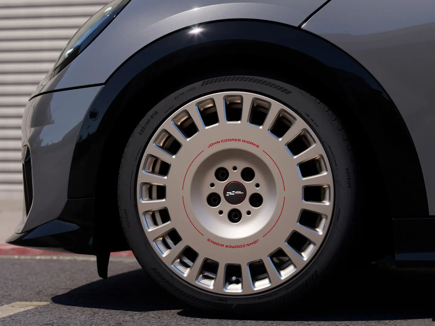 MINI John Cooper Works 18 inch lichtmetalen wielen Rallye Spoke 964 in Vibrant Silver en diamantgefreesde afwerking met goedgekeurde banden met stermarkering. 