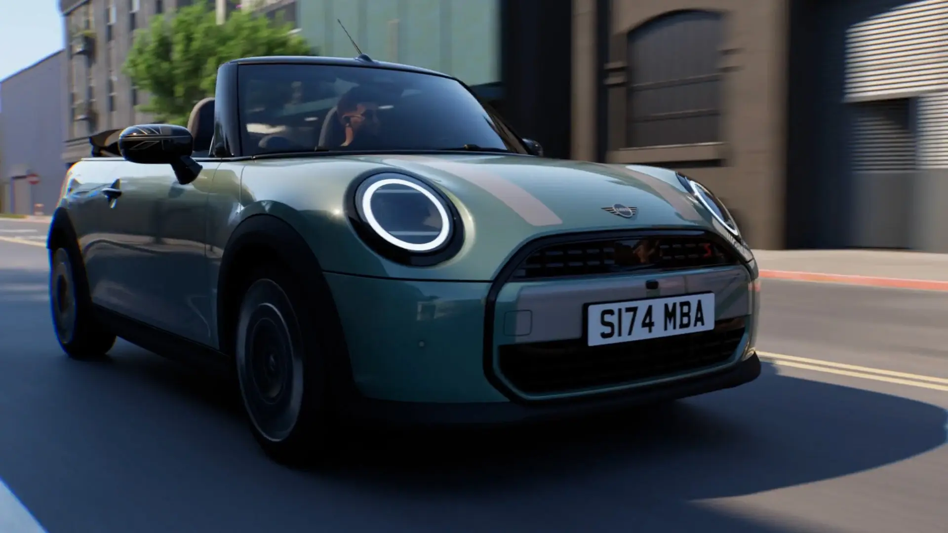 MINI Cabrio in Ocean Wave Green met MINI Heritage witte stickers en Union Jack spiegelkappen rijdt in de stad.