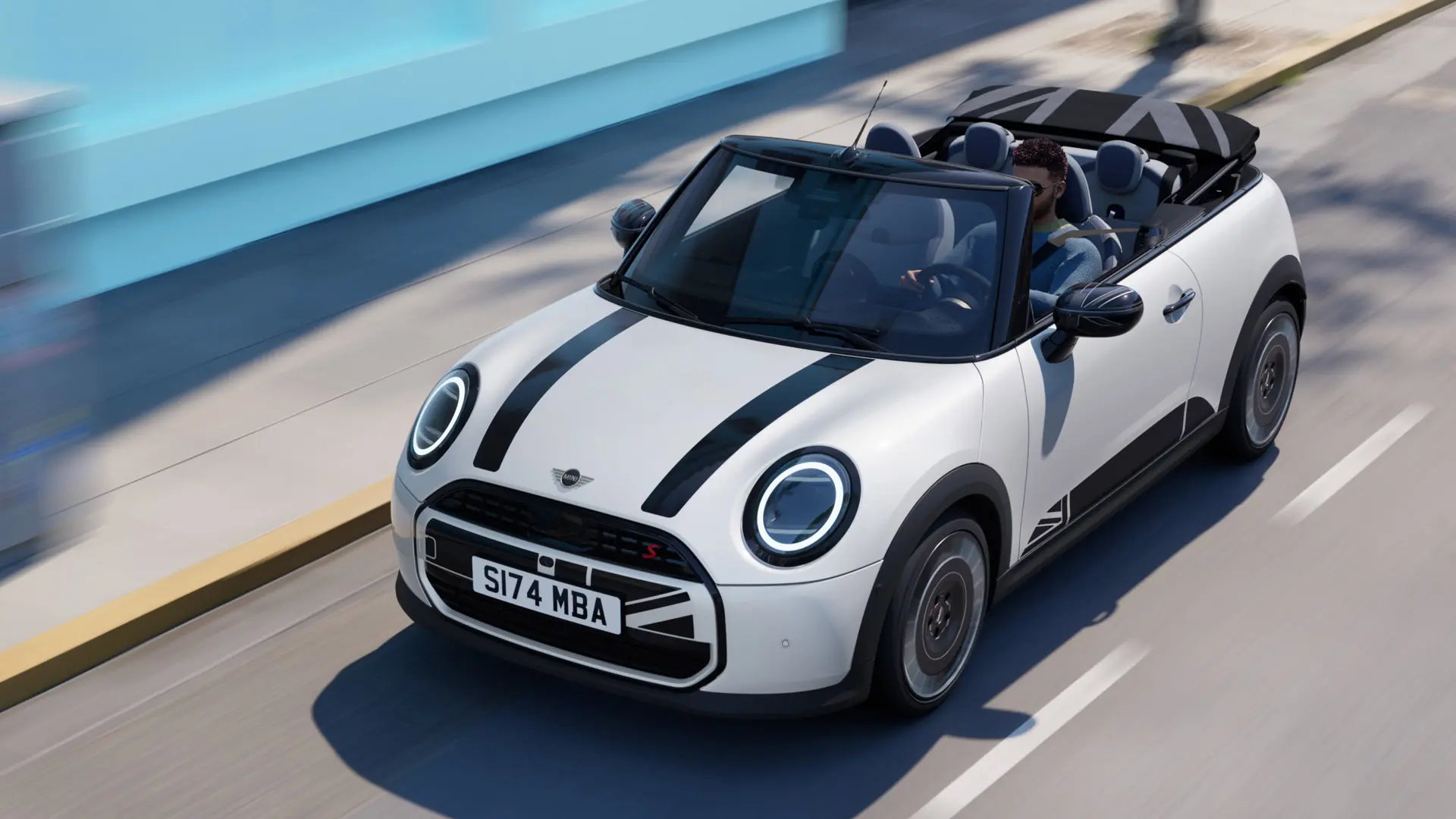 Bovenaanzicht van MINI Cabrio in Nanuq White met MINI Heritage motorkapstickers in zwart. 