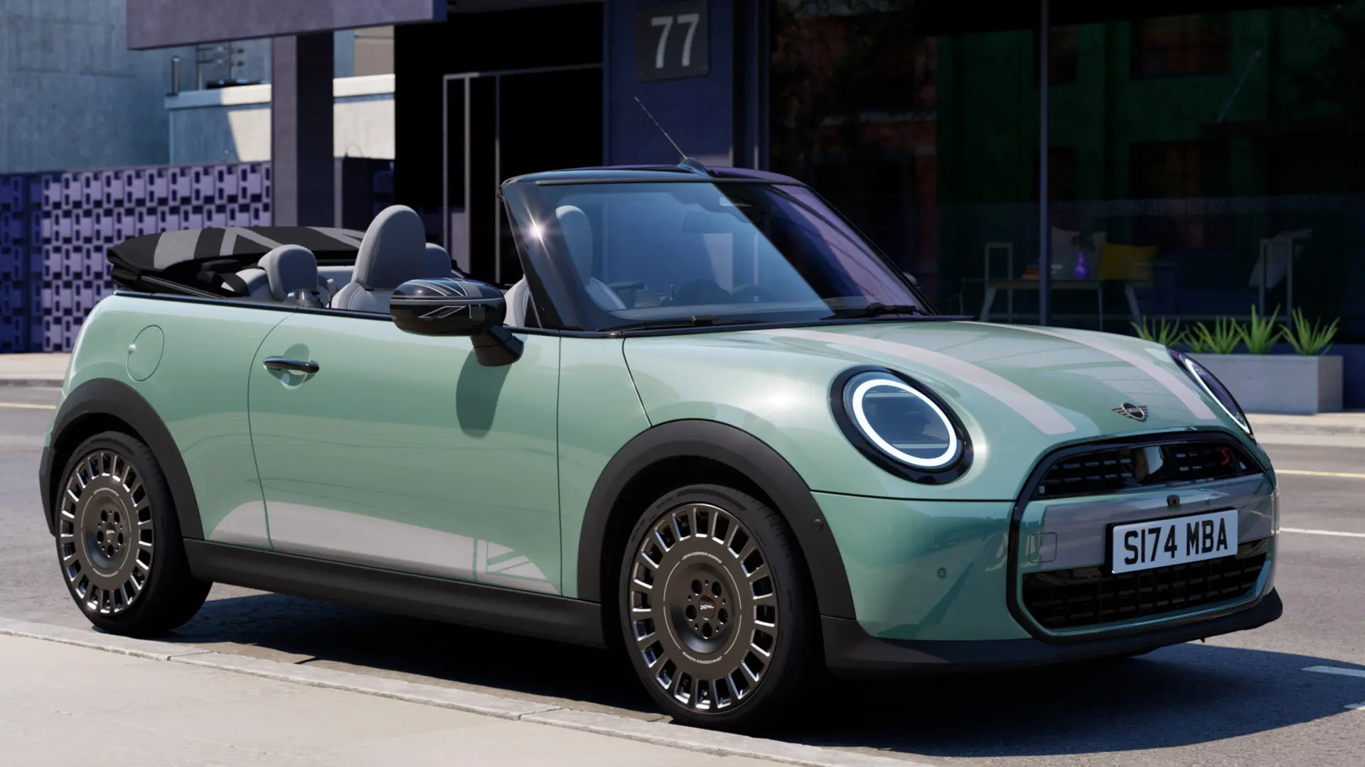 Vooraanzicht van de MINI Cabrio in Ocean Wave Green met MINI Heritage motorkapstickers in wit. 