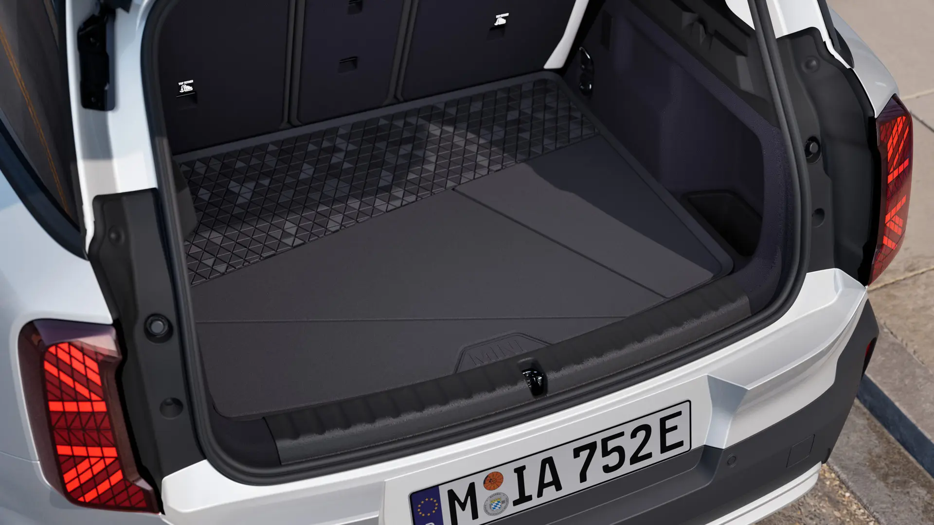 Zwarte, op maat gemaakte MINI kofferbakmat met hoge rand rondom ter bescherming tegen vuil en vocht.