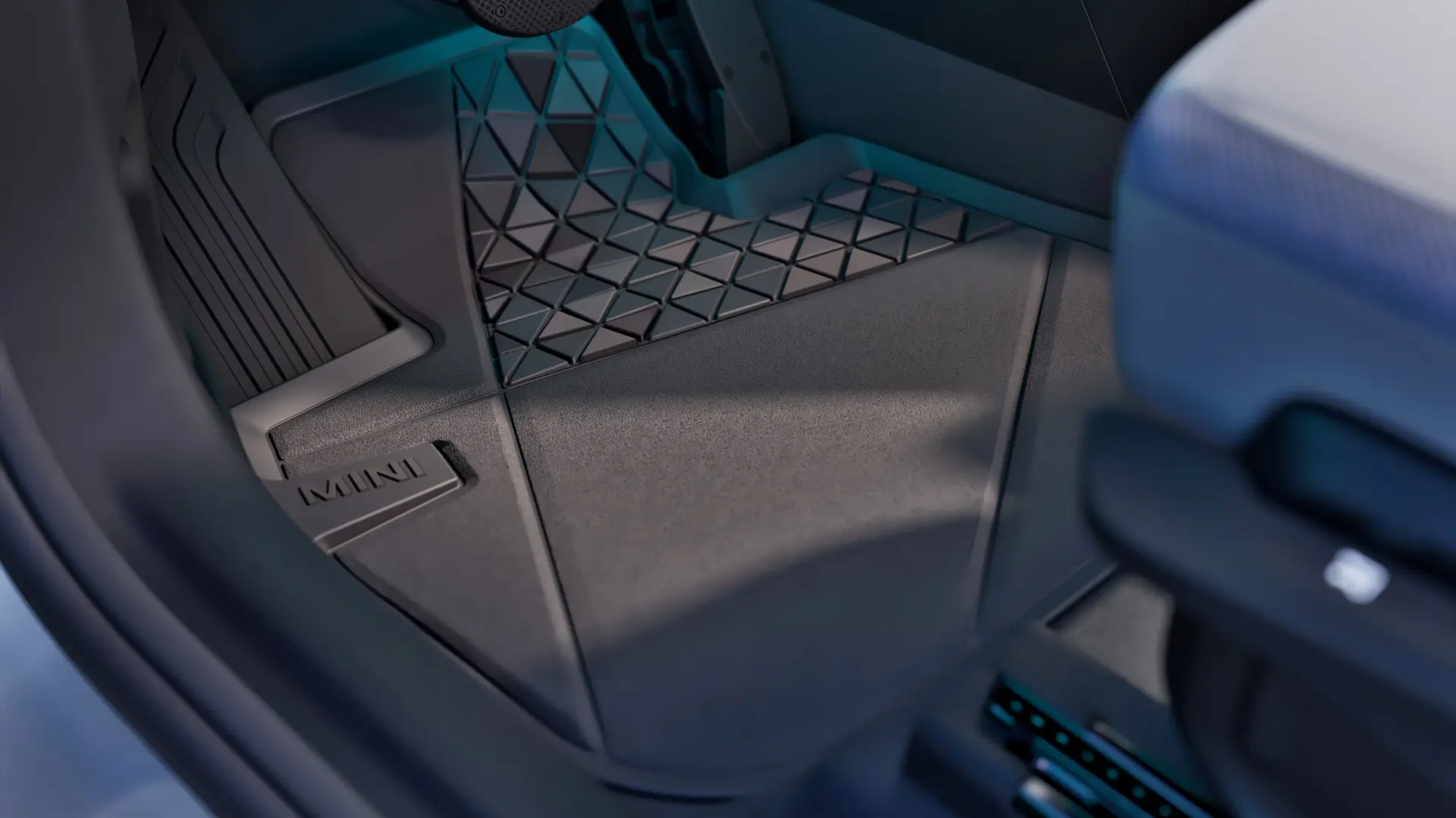 Op maat gemaakte, duurzame zwarte MINI allweather-vloermat met MINI logo.