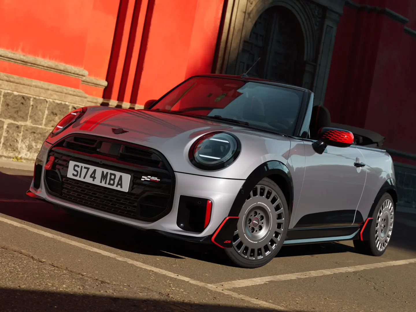 MINI Cabrio in Silver met sportieve John Cooper Works stylingproducten zoals MINI JOHN COOPER WORKS spiegelkappen, sportstrepen en winglet.