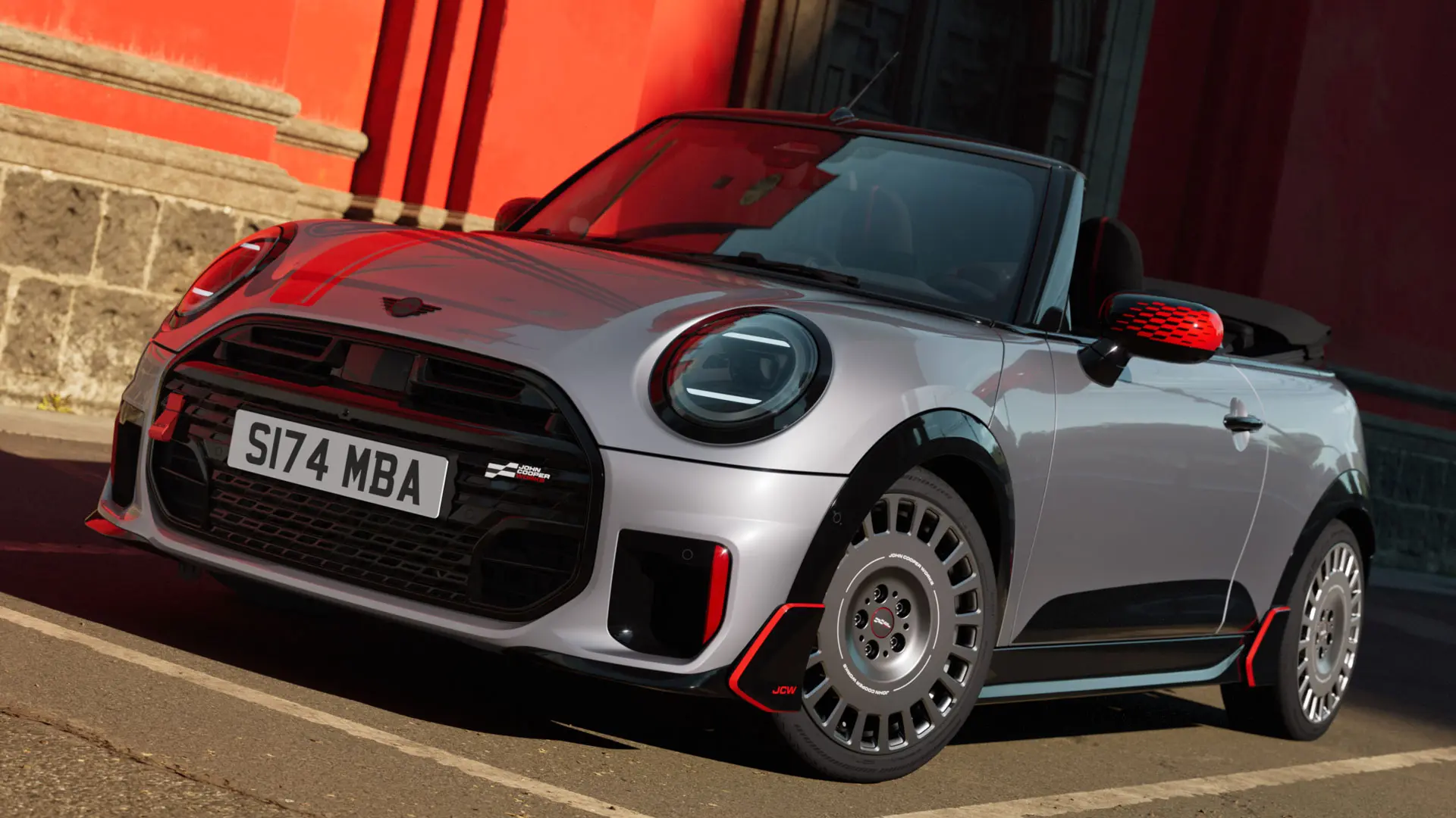 MINI Cabrio in Silver met sportieve John Cooper Works stylingproducten zoals MINI JOHN COOPER WORKS spiegelkappen, sportstrepen en winglet.
