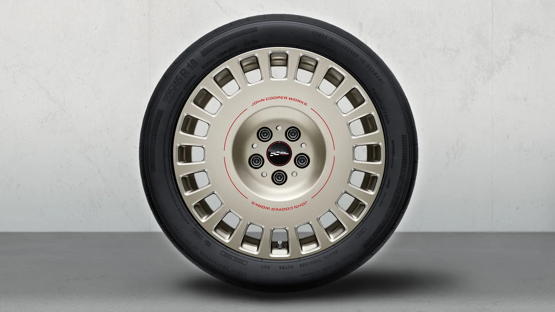 Close-up van het 18 inch JCW Rallye Spoke 992 wiel met tweekleurige ontwerpelementen in Vibrant Silver/Gloss-Milled.