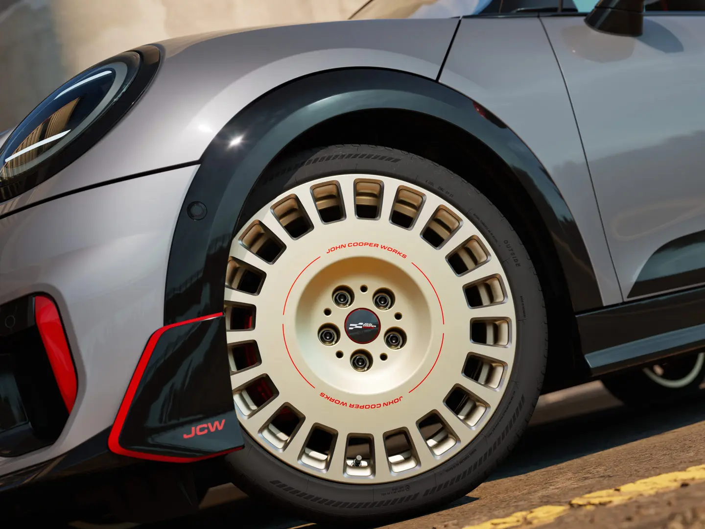 Close-up van een 18 inch JCW Rallye Spoke 964 wiel in Bicolour Vibrant Silver/Diamond-Milled met winglet voor.