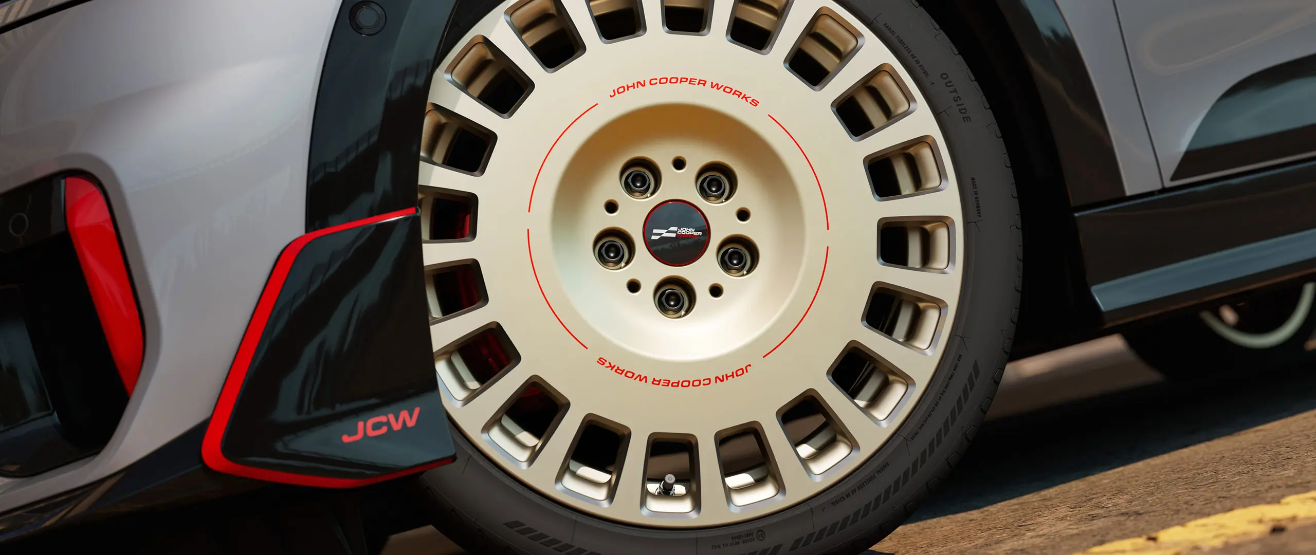 Close-up van een 18 inch JCW Rallye Spoke 964 wiel in Bicolour Vibrant Silver/Diamond-Milled met winglet voor.